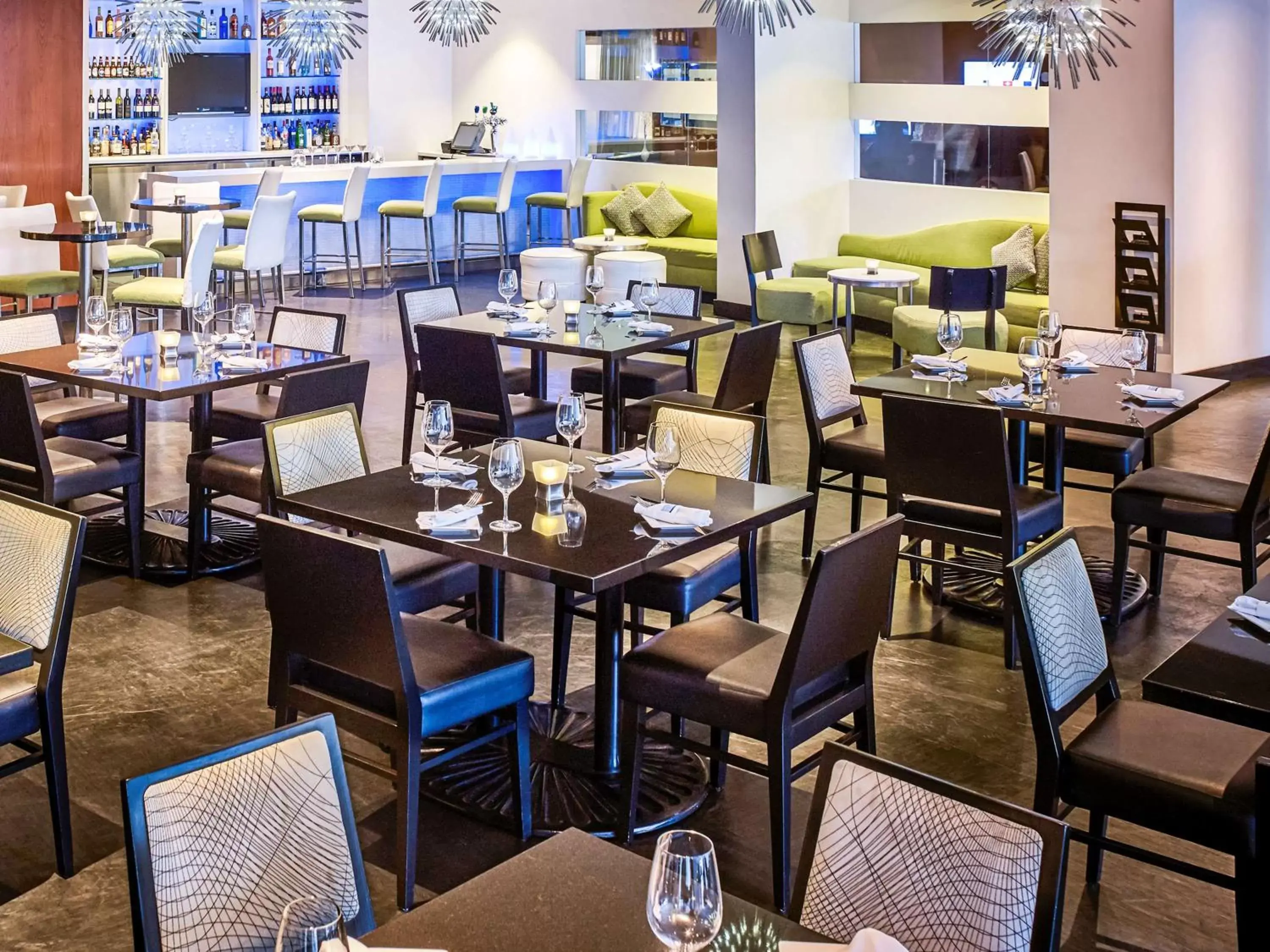 Restaurant/Places to Eat in Novotel Toronto North York