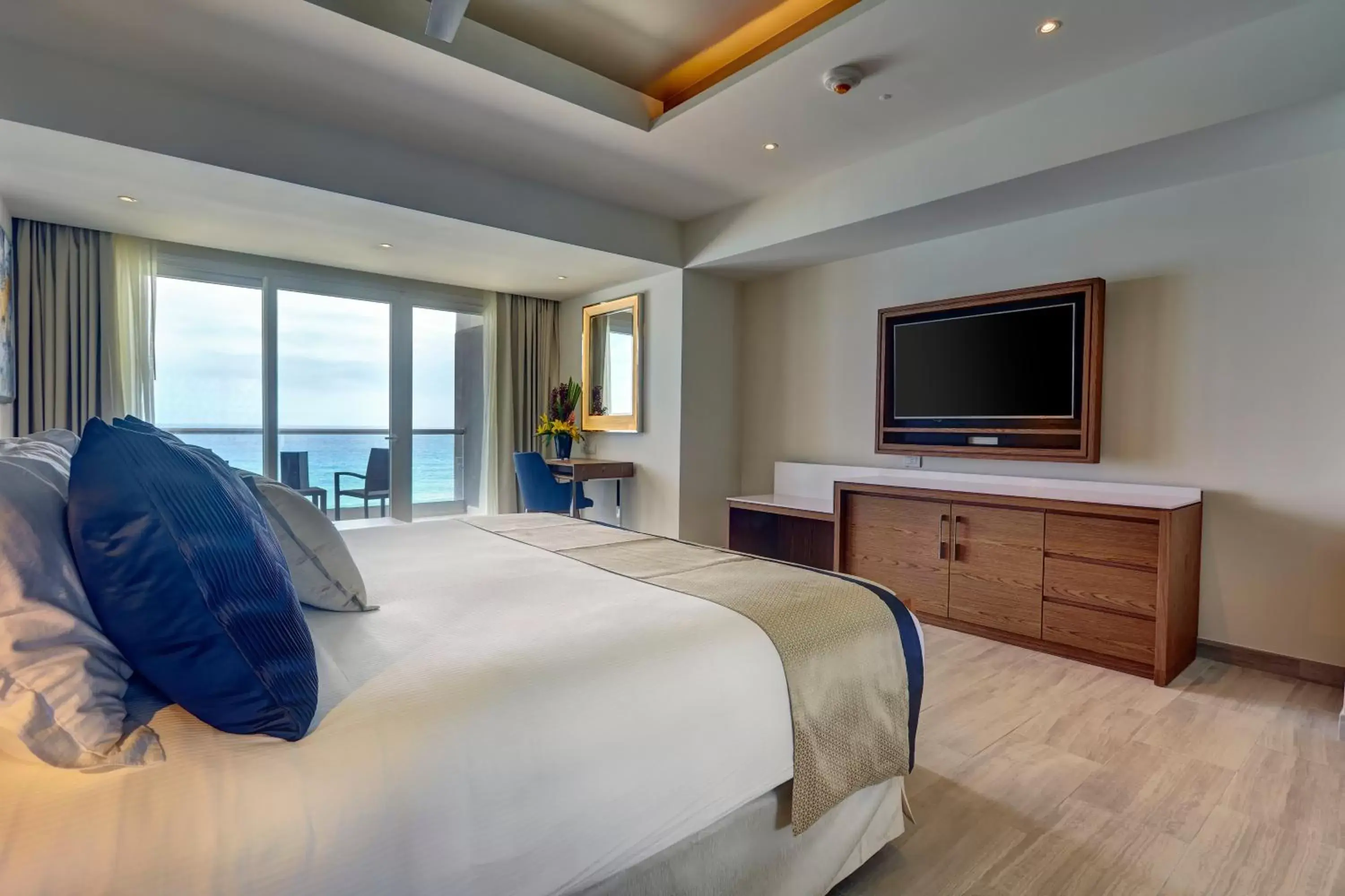 Bed in Royalton CHIC Cancun, An Autograph Collection All-Inclusive Resort - Adults Only