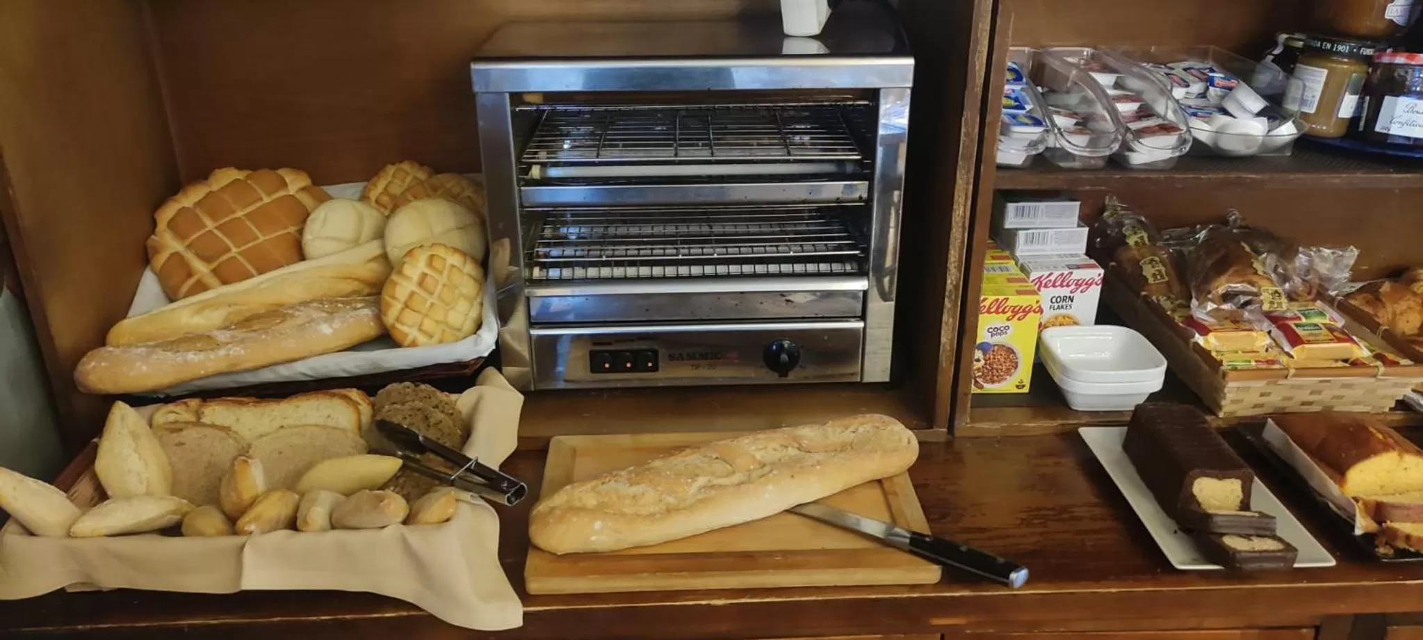 Breakfast in Jardin de la Abadia, Arroyo de la Encomienda