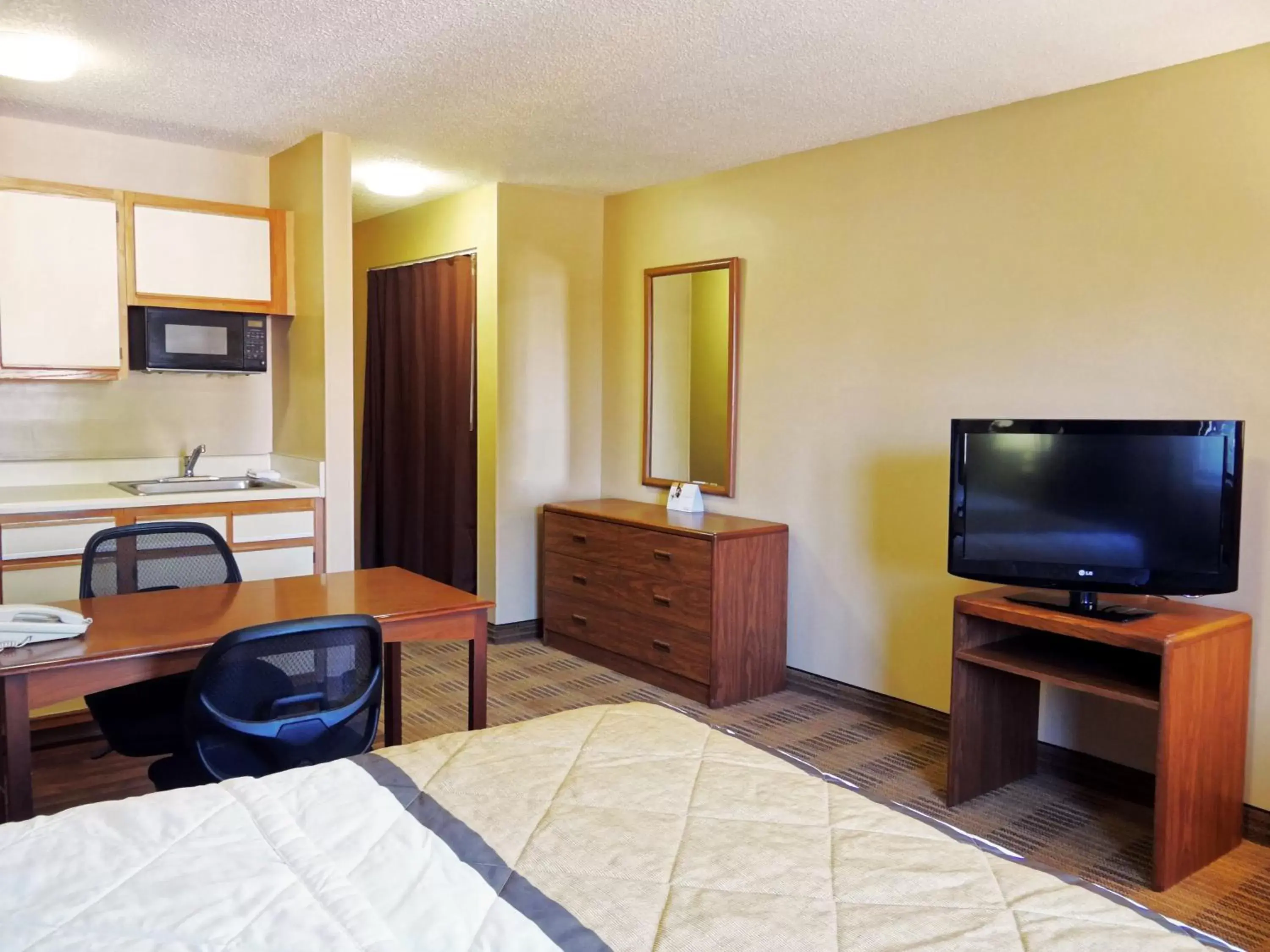 Bed, TV/Entertainment Center in Extended Stay America Suites - Dayton - South