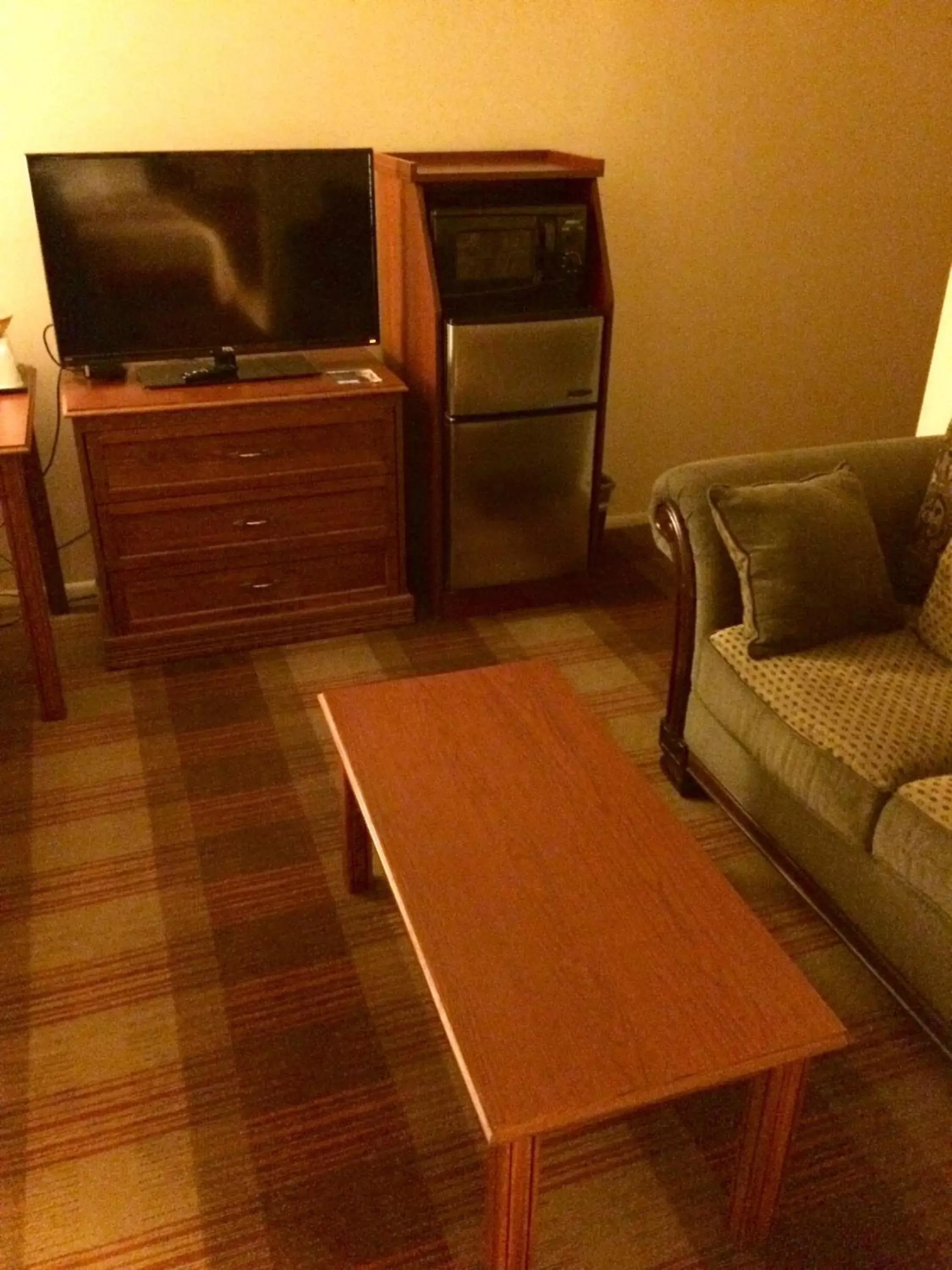 Living room, TV/Entertainment Center in Super 8 by Wyndham Idaho Falls
