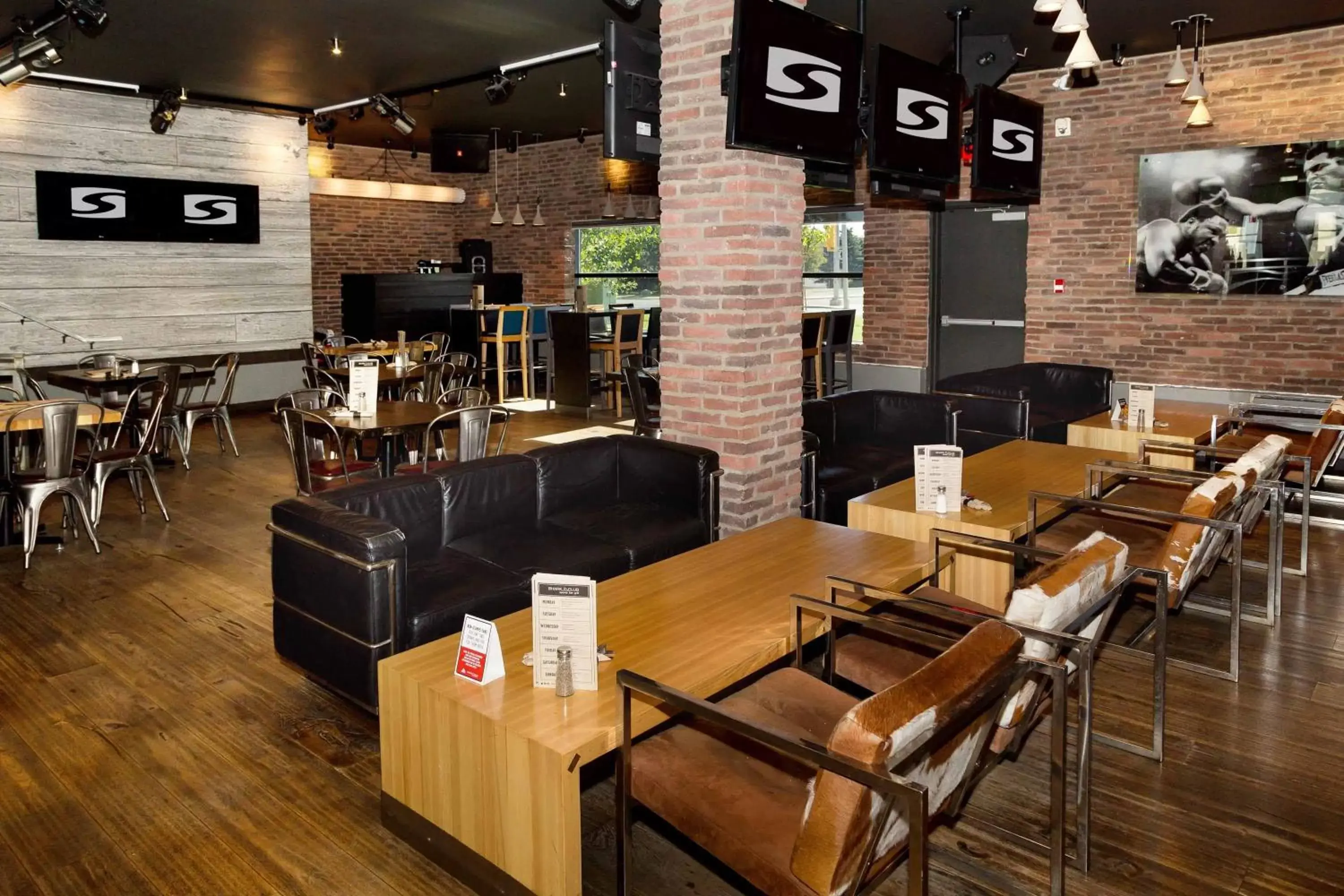 Lounge or bar, Restaurant/Places to Eat in Sandman Hotel & Suites Calgary South