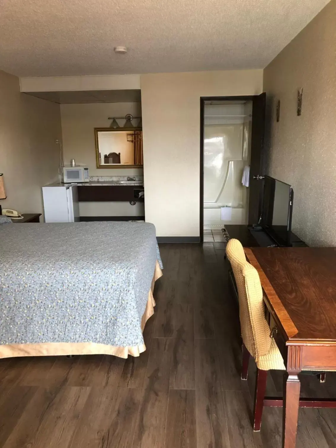 Bedroom, Seating Area in Red Deer Inn & Suites