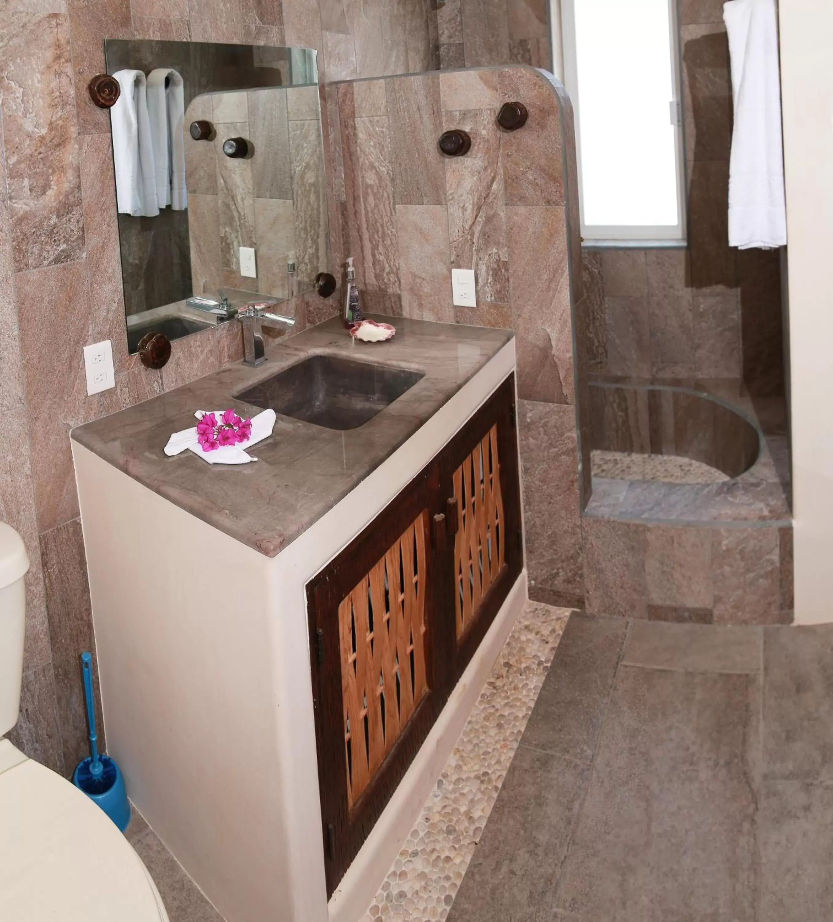 Shower, Kitchen/Kitchenette in Ceiba Studios