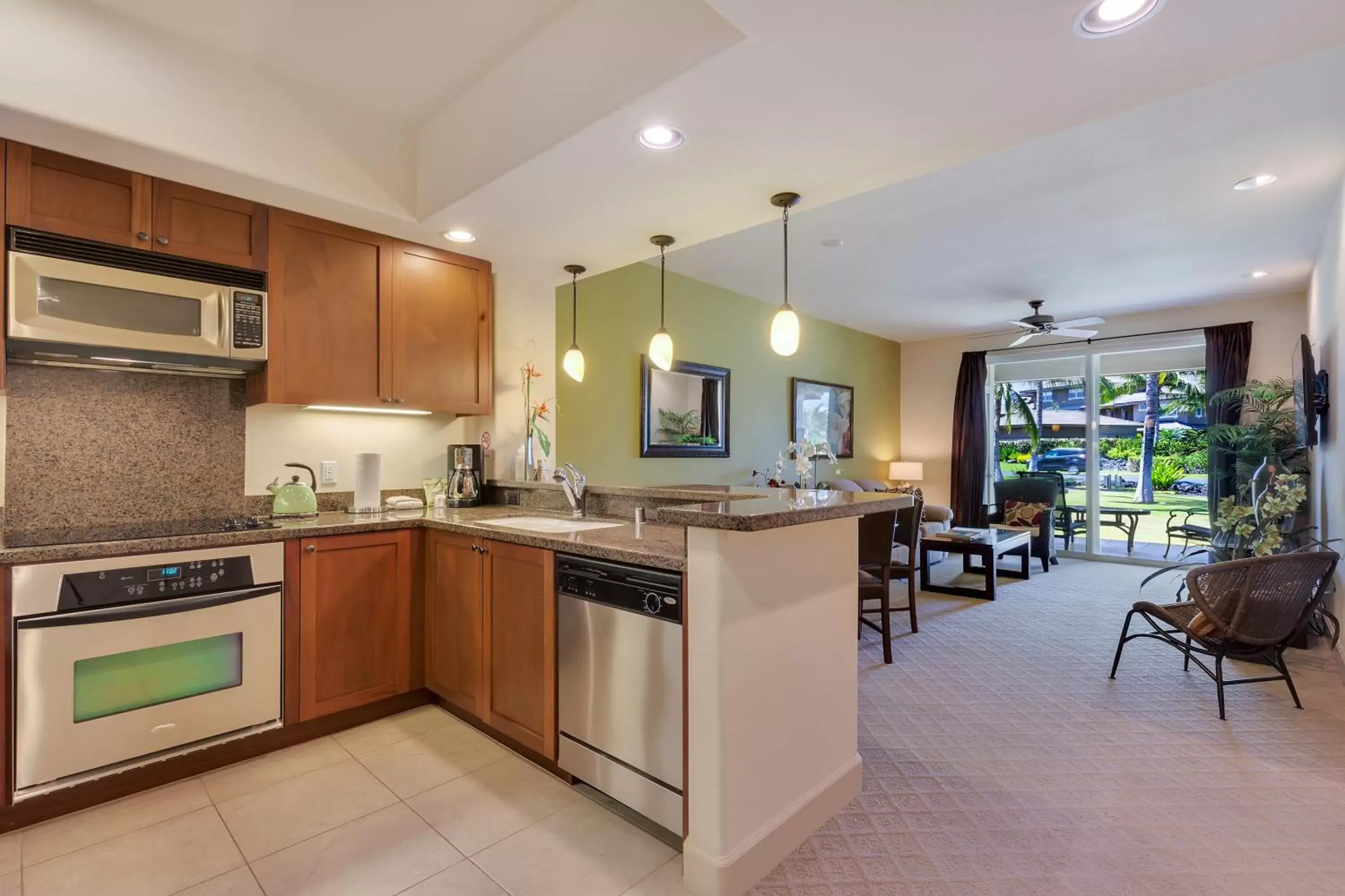 Kitchen or kitchenette, Lounge/Bar in Castle Halii Kai at Waikoloa