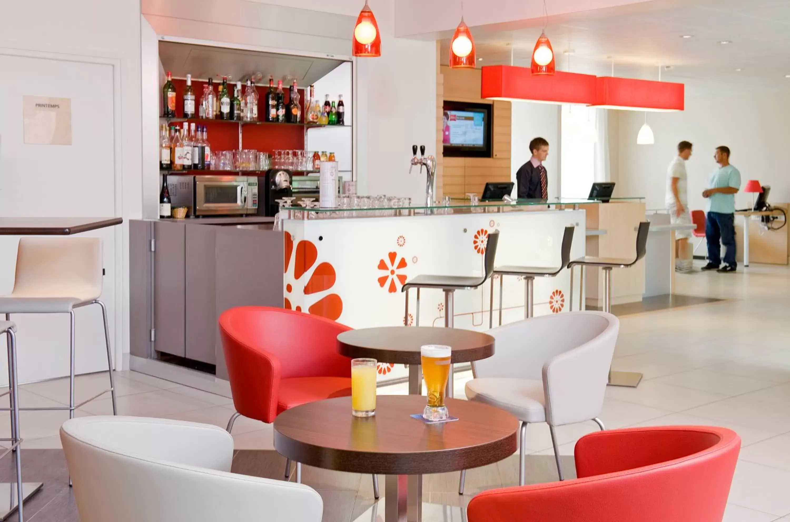 Staff, Lounge/Bar in ibis Senlis