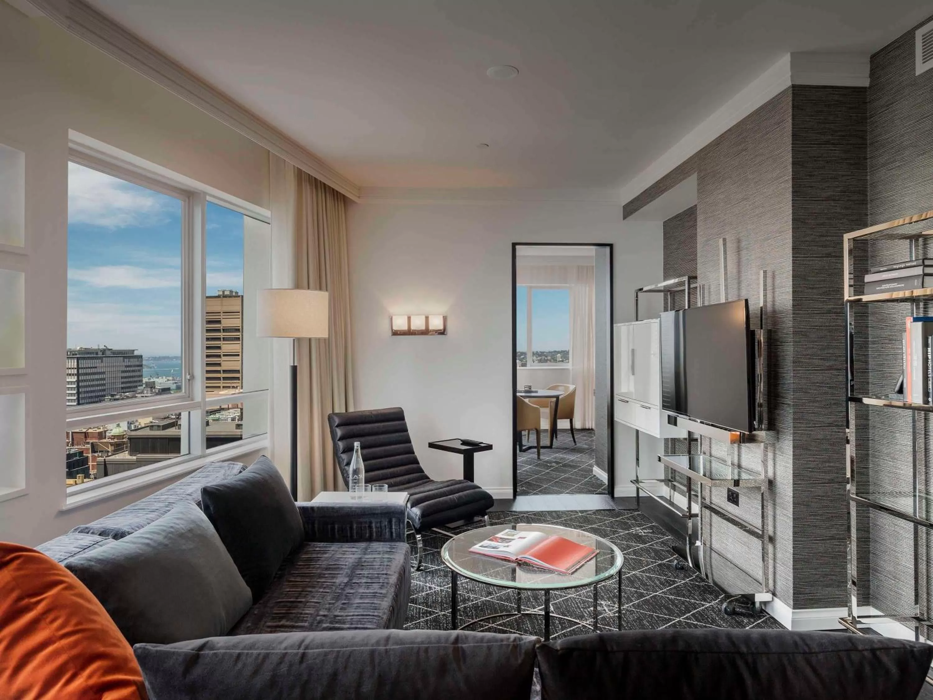 Suite with Club Floor Access - High Floor in Swissotel Sydney