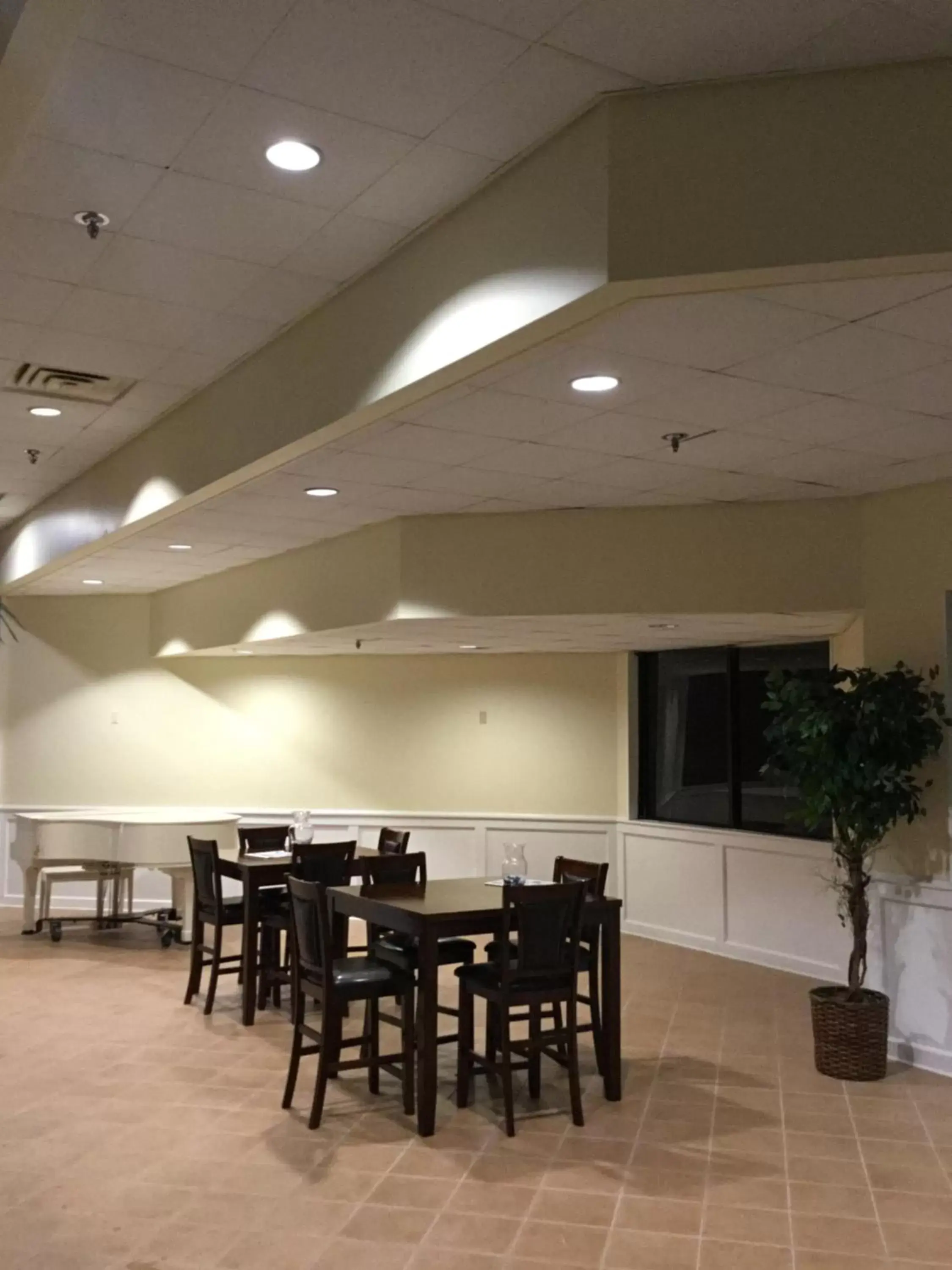 Restaurant/Places to Eat in Days Inn & Suites by Wyndham Tallahassee Conf Center I-10