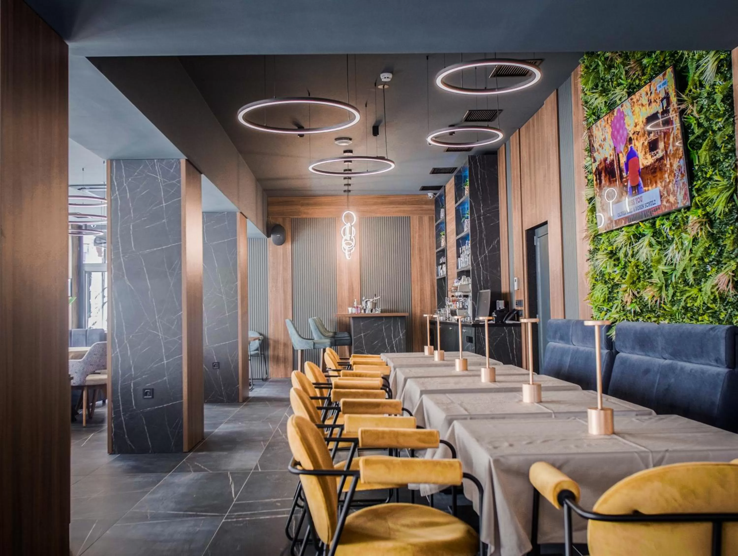 Restaurant/places to eat in Hotel NIKS