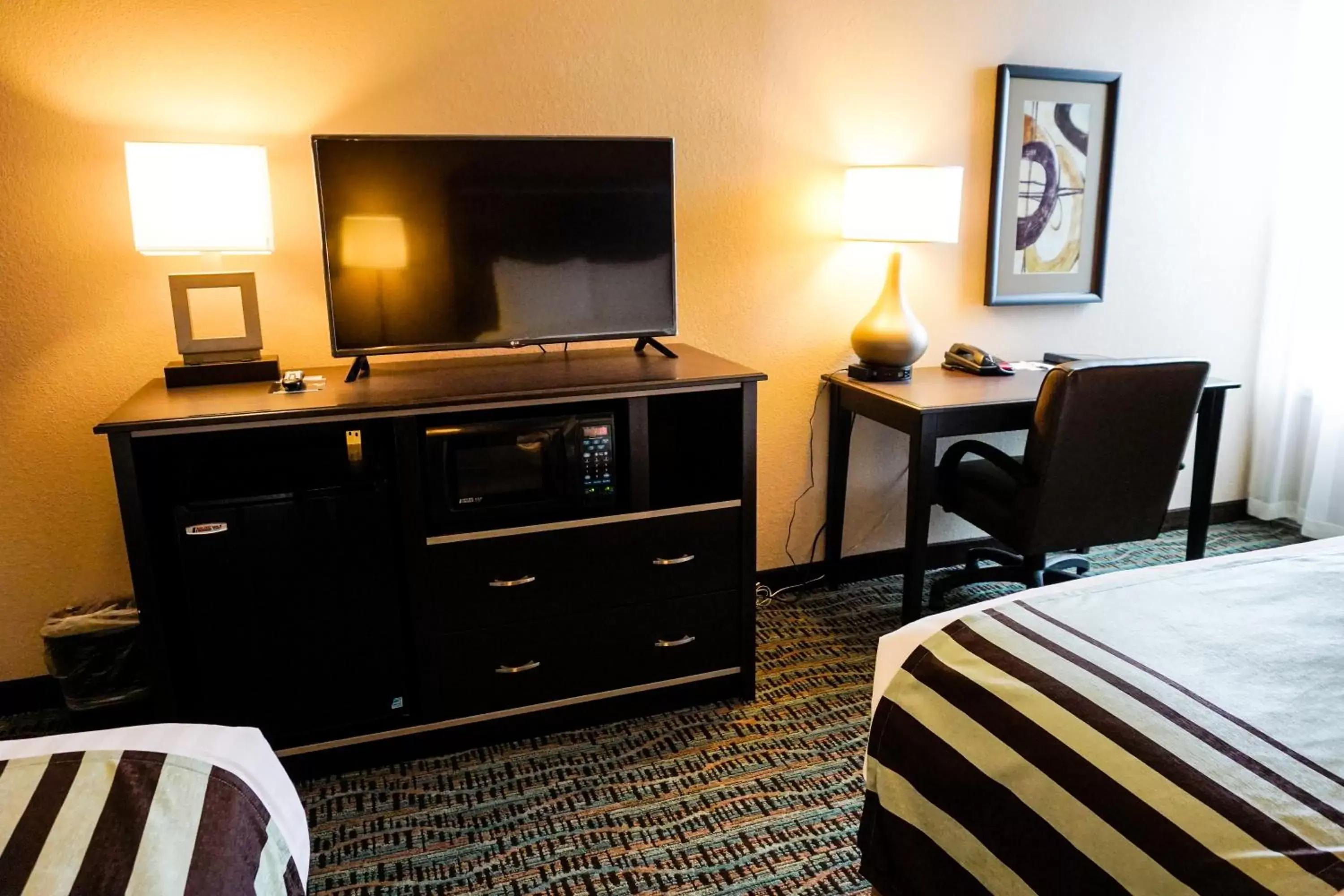 Bedroom, TV/Entertainment Center in Boarders Inn & Suites by Cobblestone Hotels - Grand Island