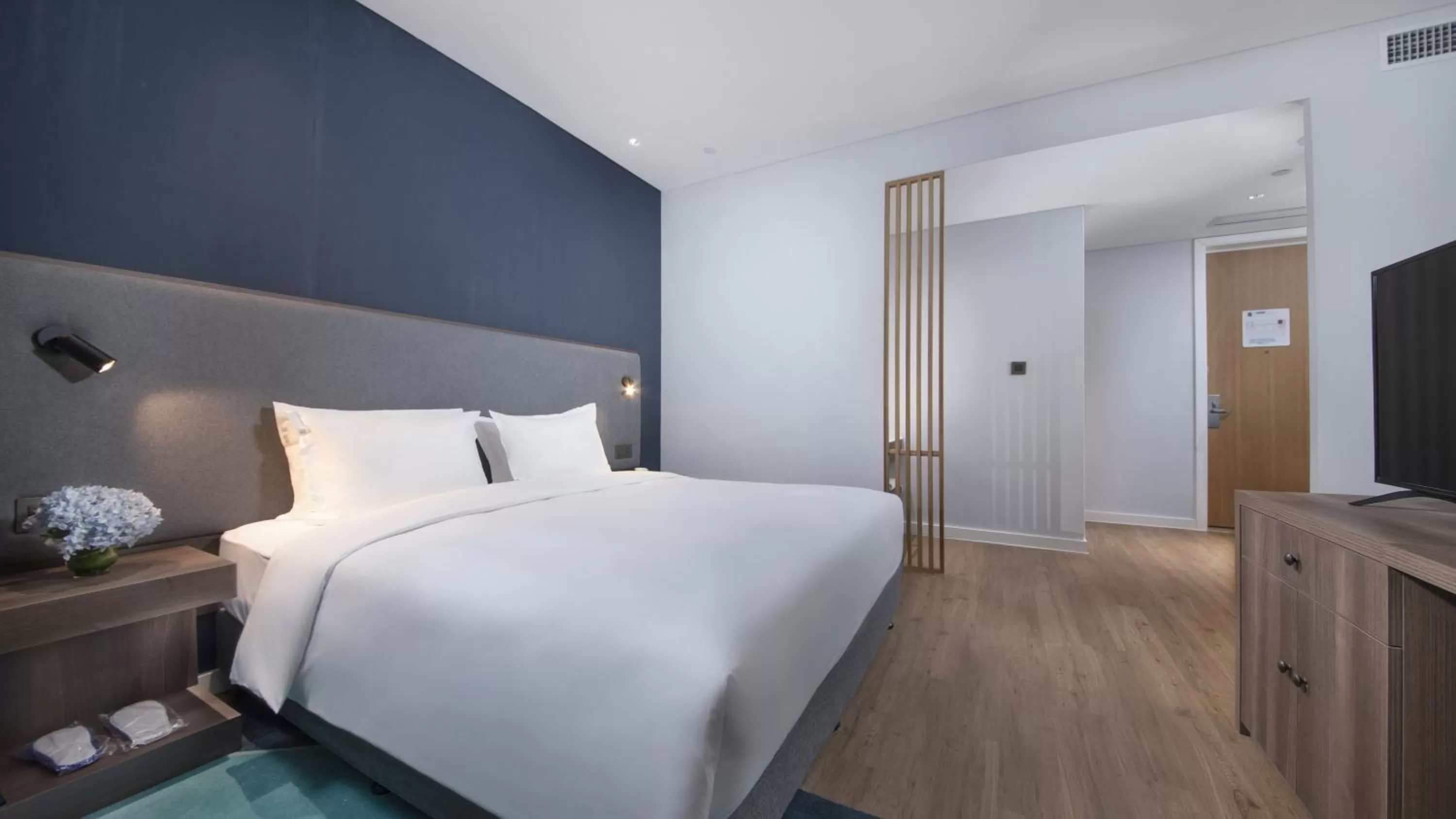 Photo of the whole room, Bed in Holiday Inn Express Nanjing Dongshan, an IHG Hotel