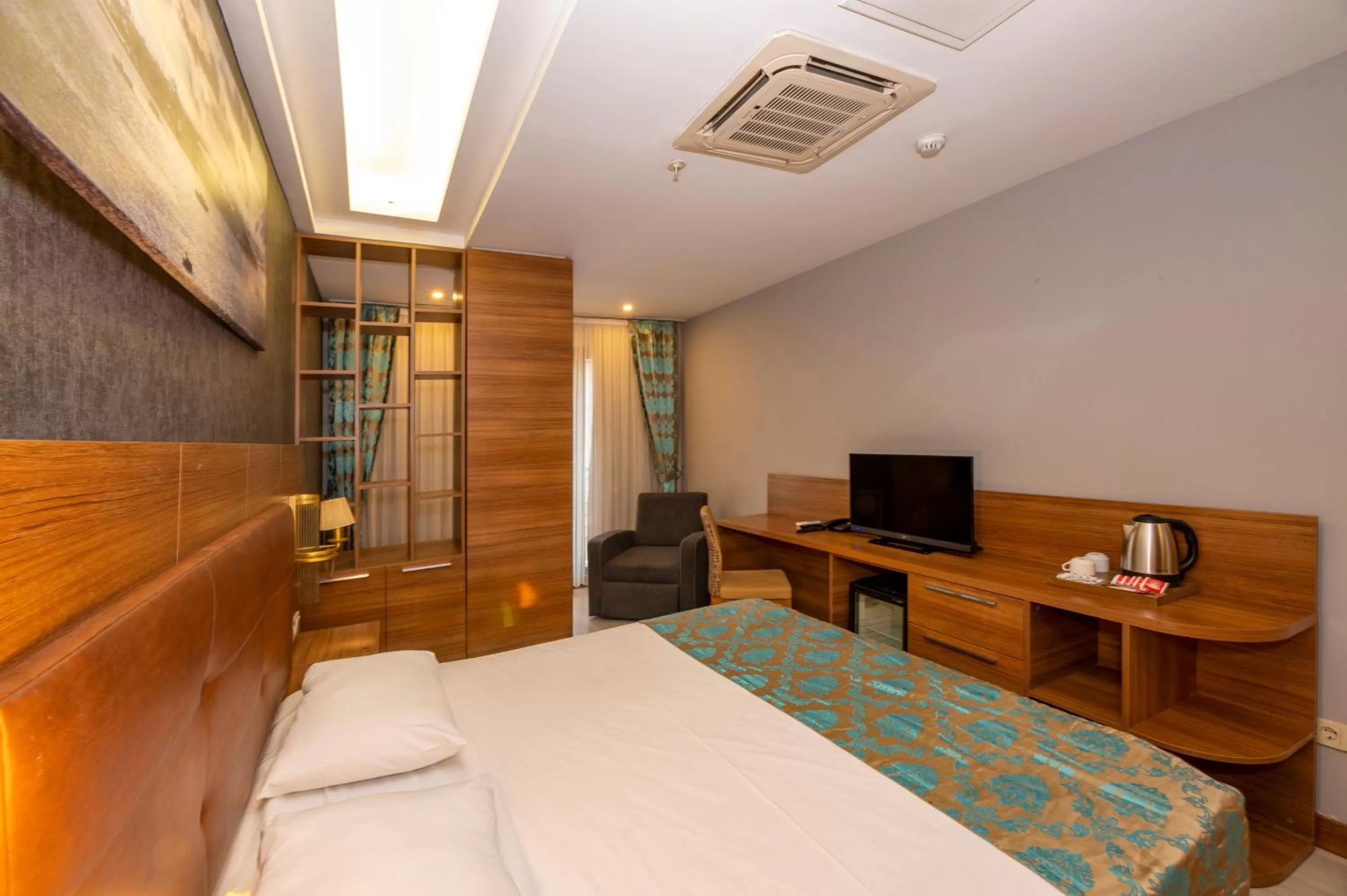 Photo of the whole room, Bed in Grand Palace Hotel