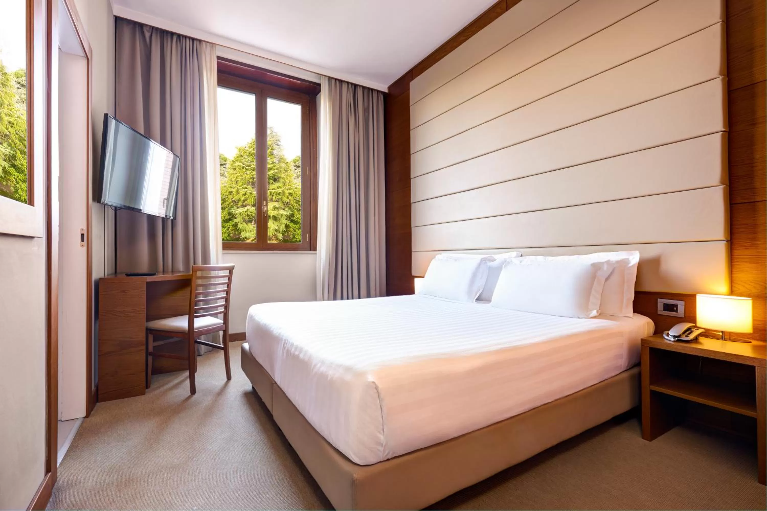 Bedroom, Bed in Occidental Aurelia