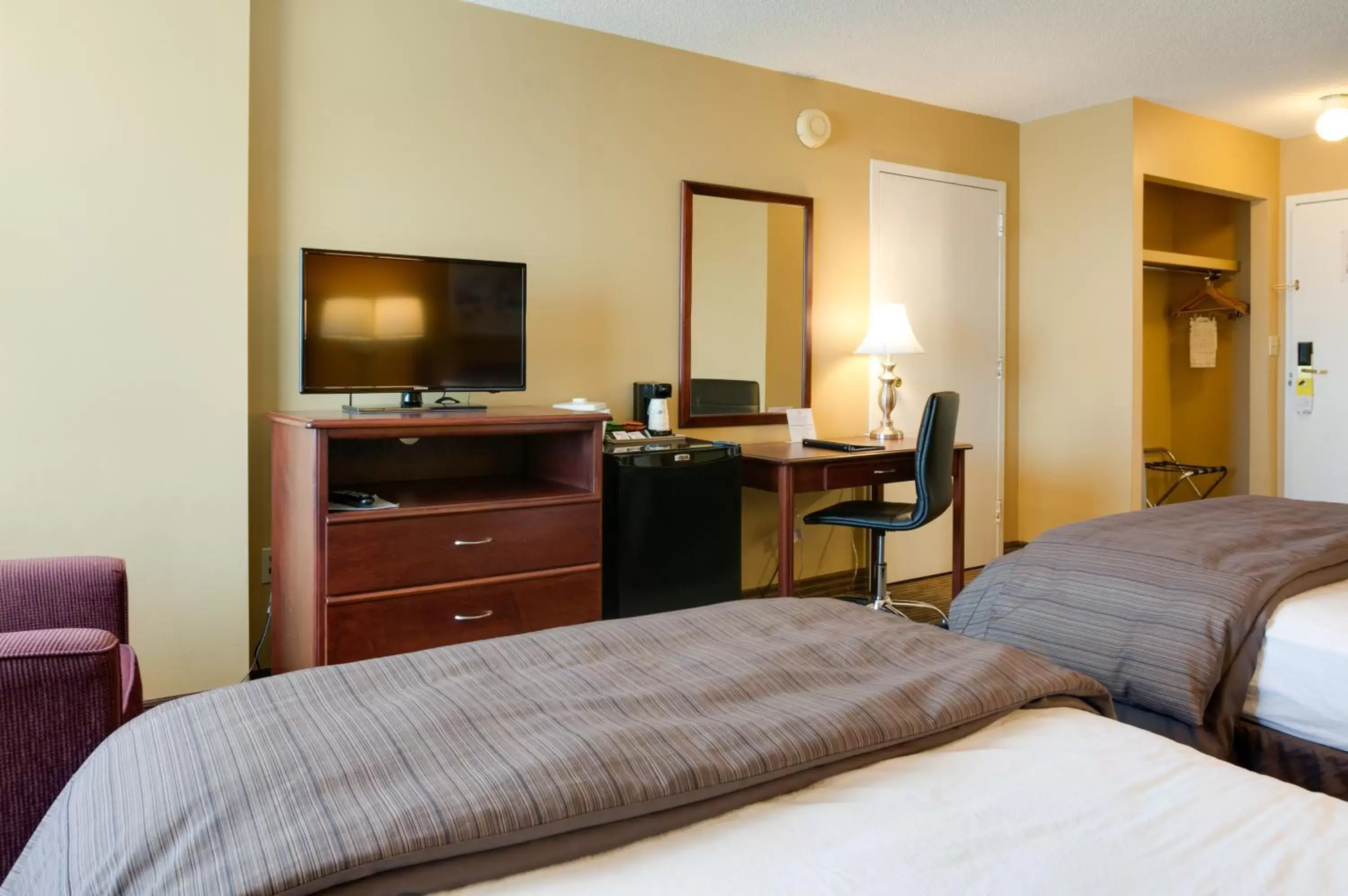 Photo of the whole room, Bed in Days Inn by Wyndham Calgary South