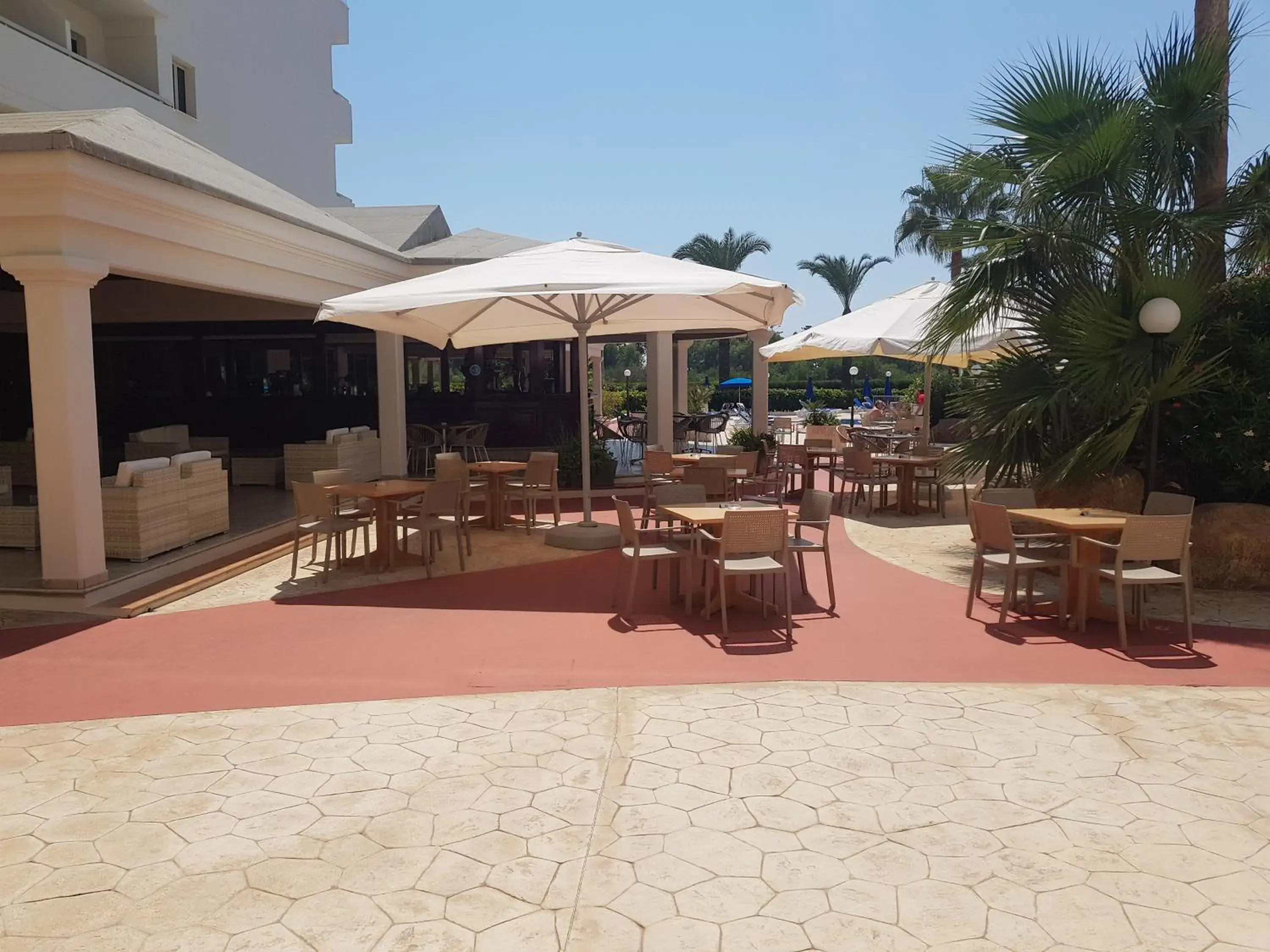 Lounge or bar, Restaurant/Places to Eat in Nissiana Hotel & Bungalows