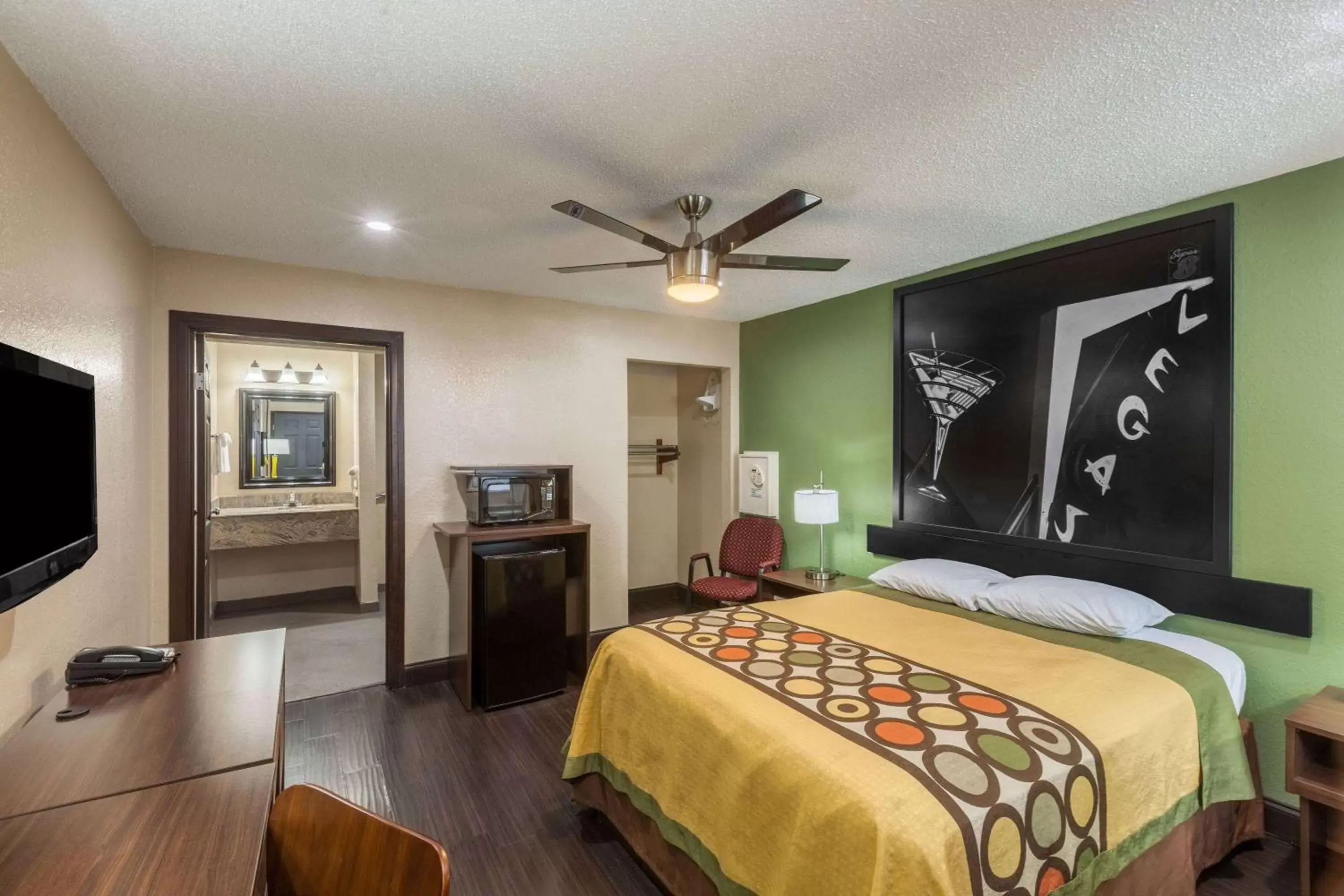 Photo of the whole room, Bed in Super 8 by Wyndham Austin University/Downtown Area