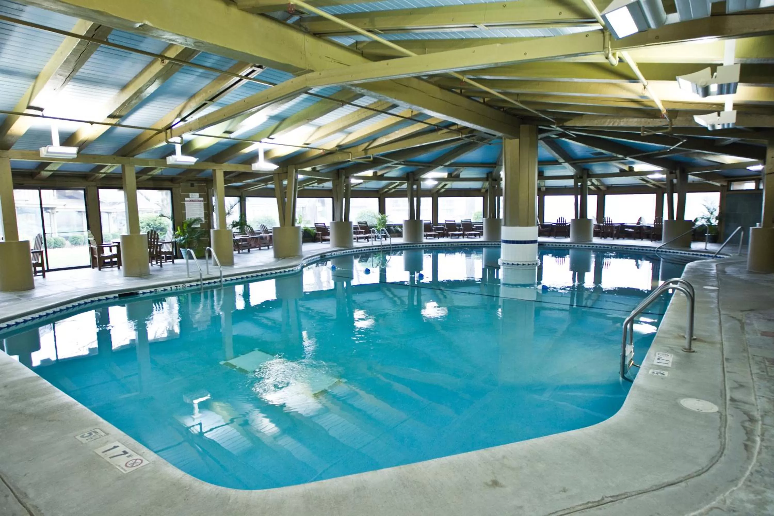 Swimming pool in Lake Lawn Resort
