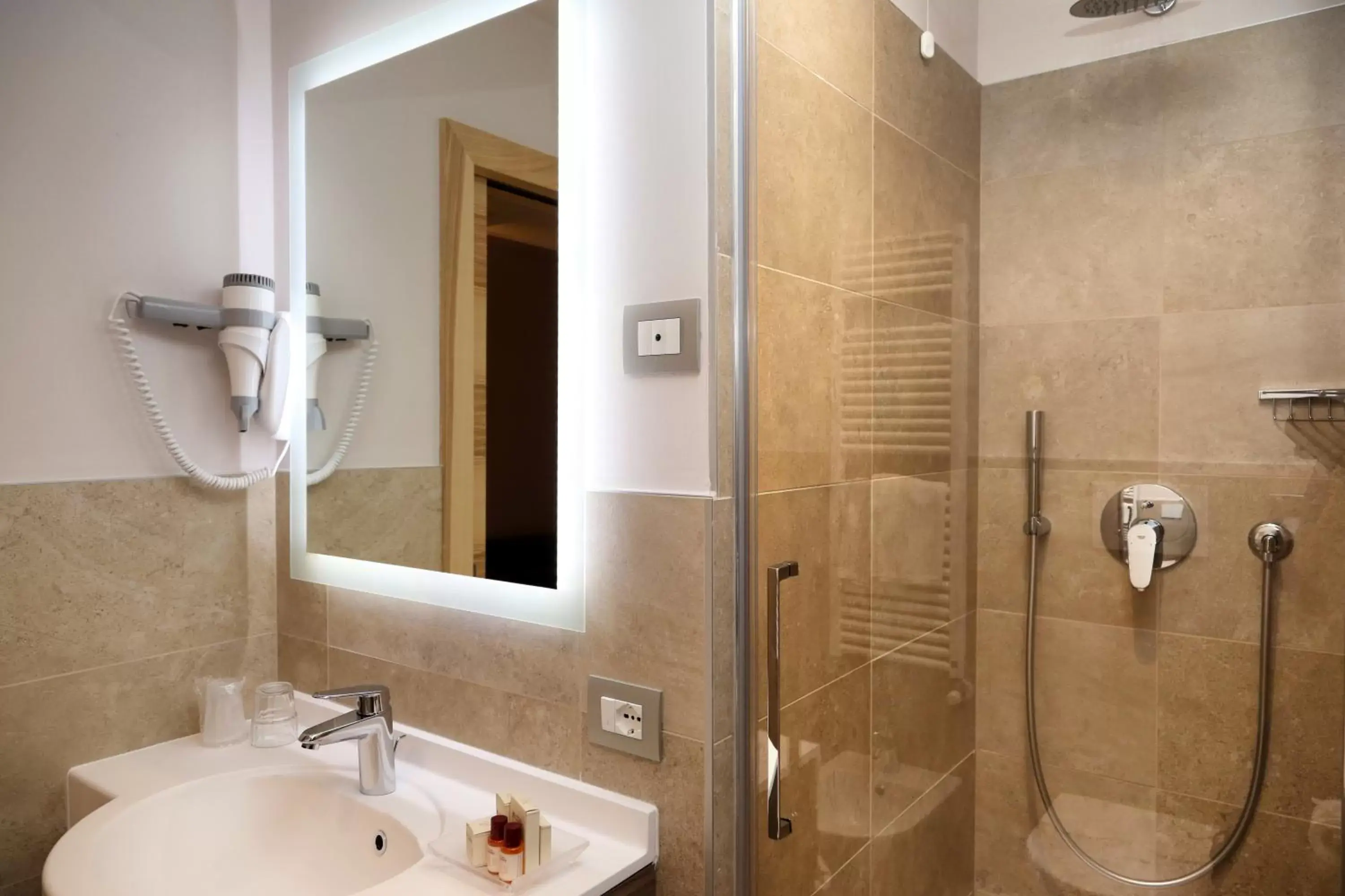 Shower, Bathroom in Hotel Garden