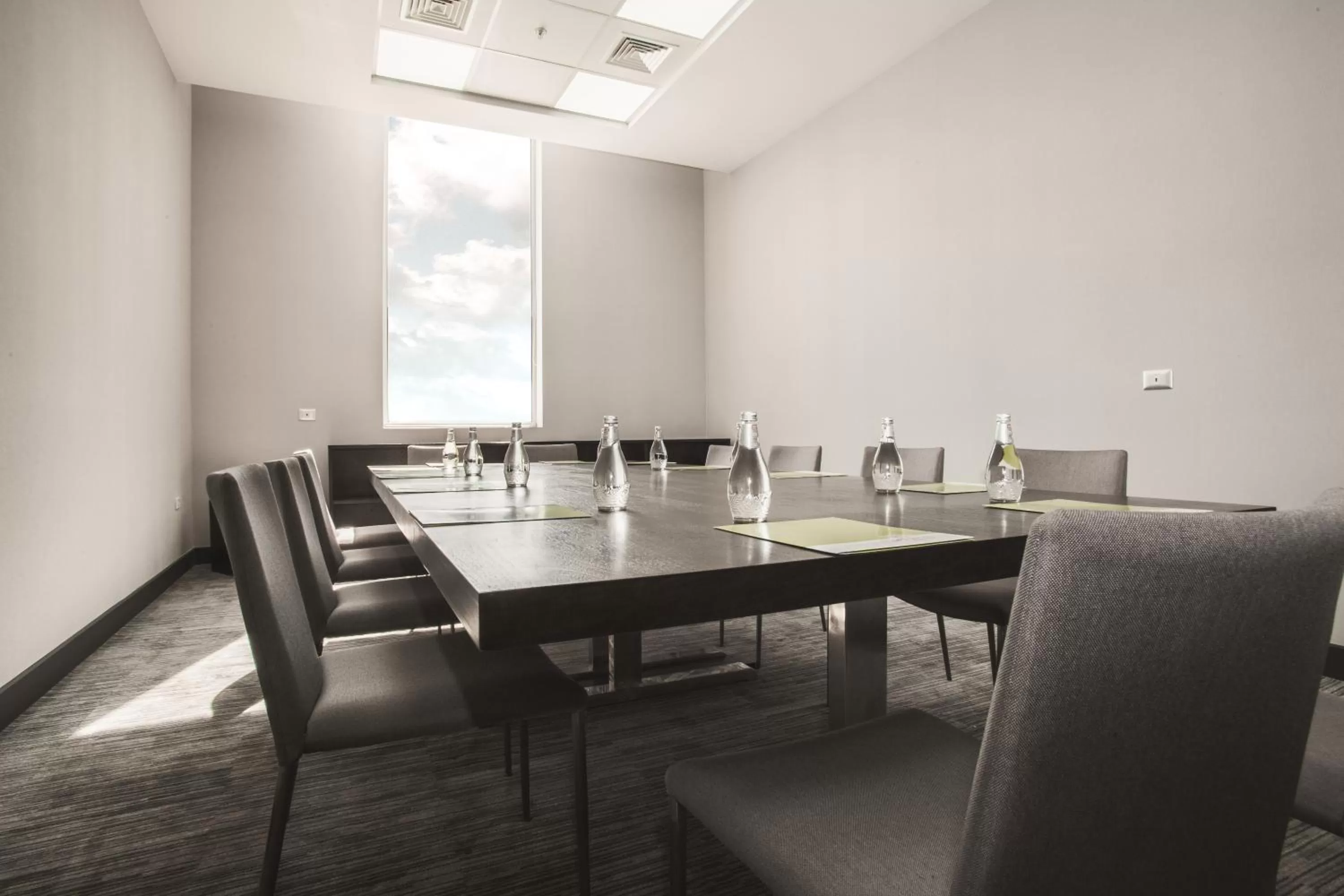 Communal lounge/ TV room in Wyndham Santiago Aeropuerto