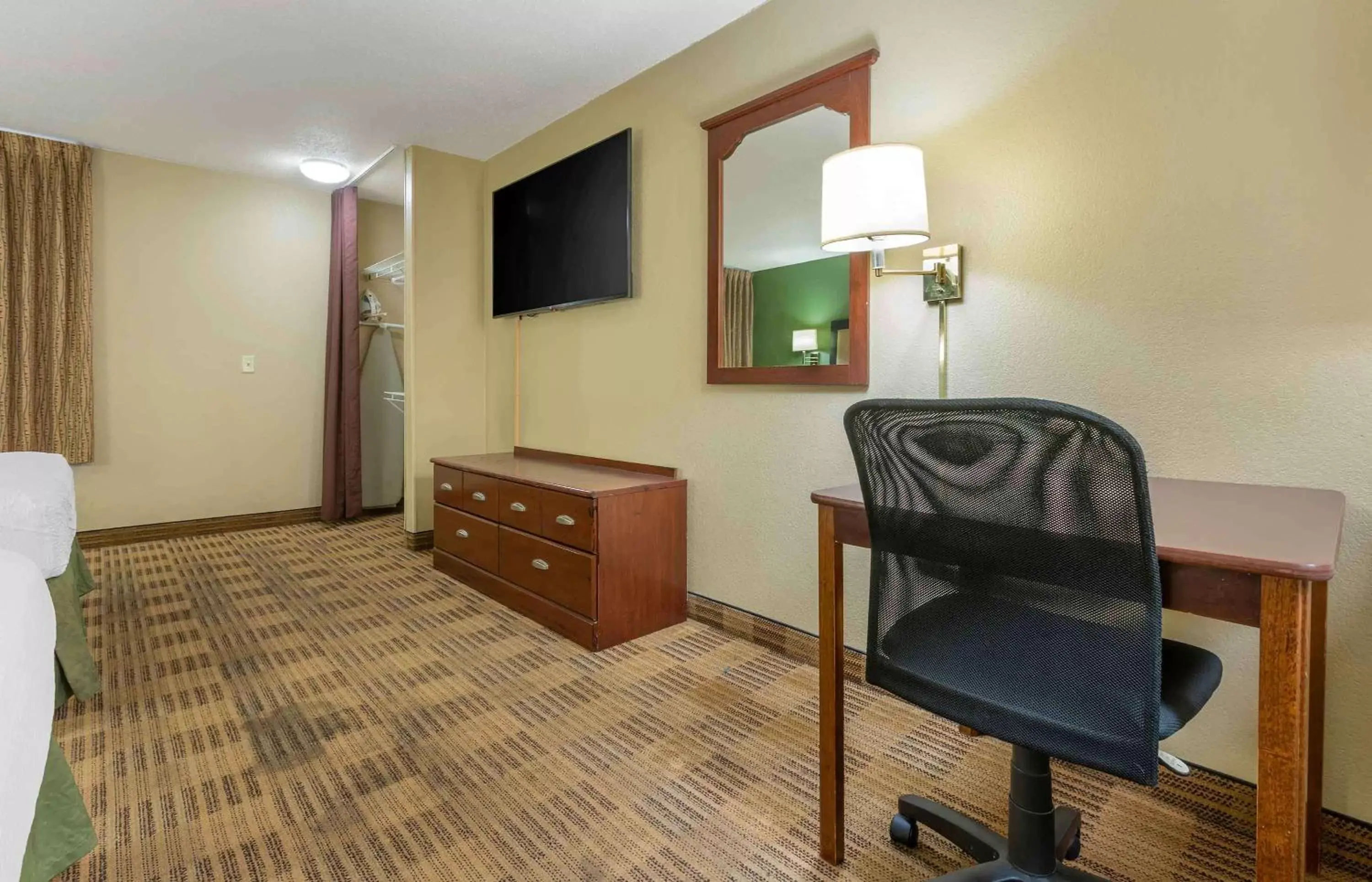 Bedroom, TV/Entertainment Center in Extended Stay America Suites - Chicago - Schaumburg - I-90