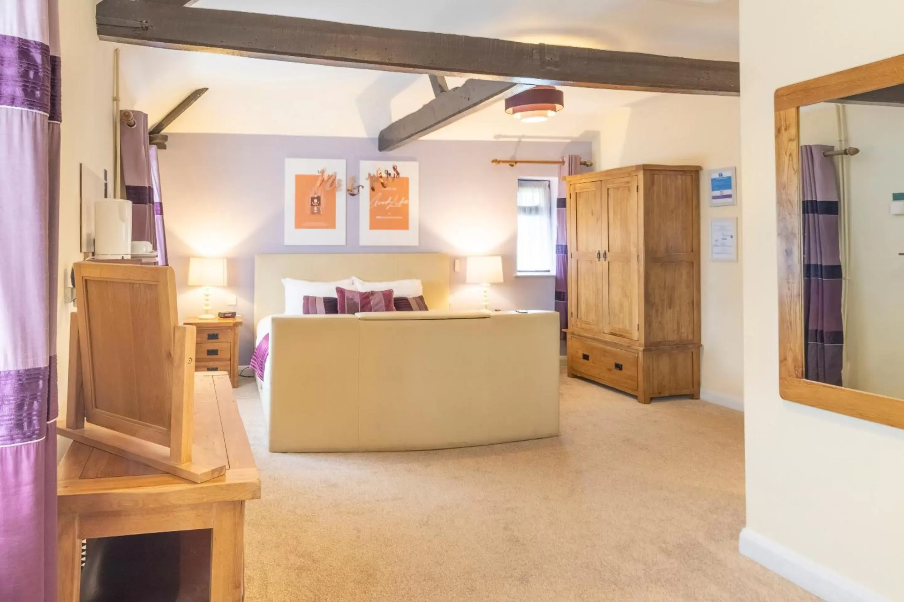 Bedroom, Kitchen/Kitchenette in OYO Elm Farm Country House, Norwich Airport