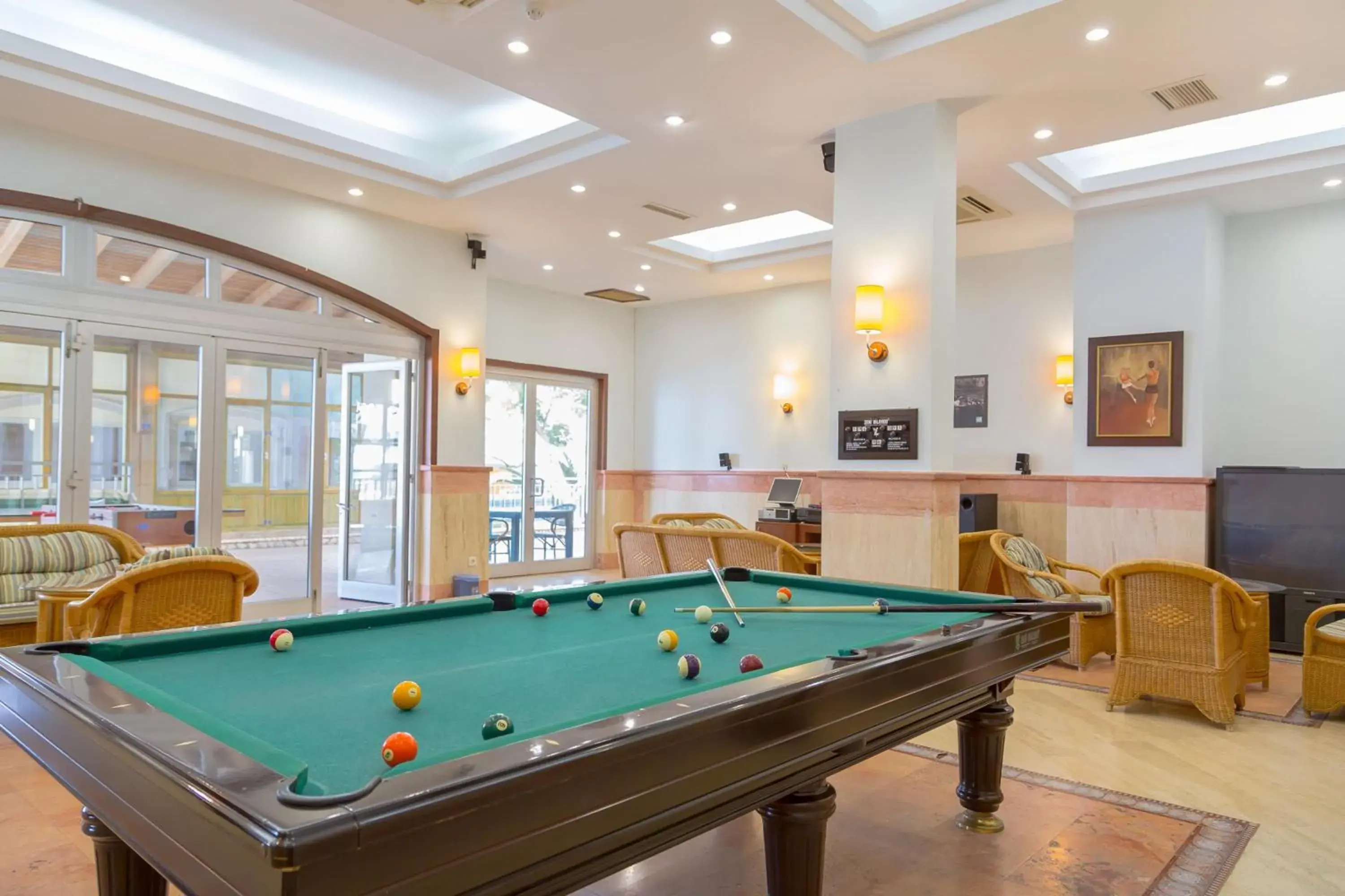 Billiard, Billiards in Happy Hotel