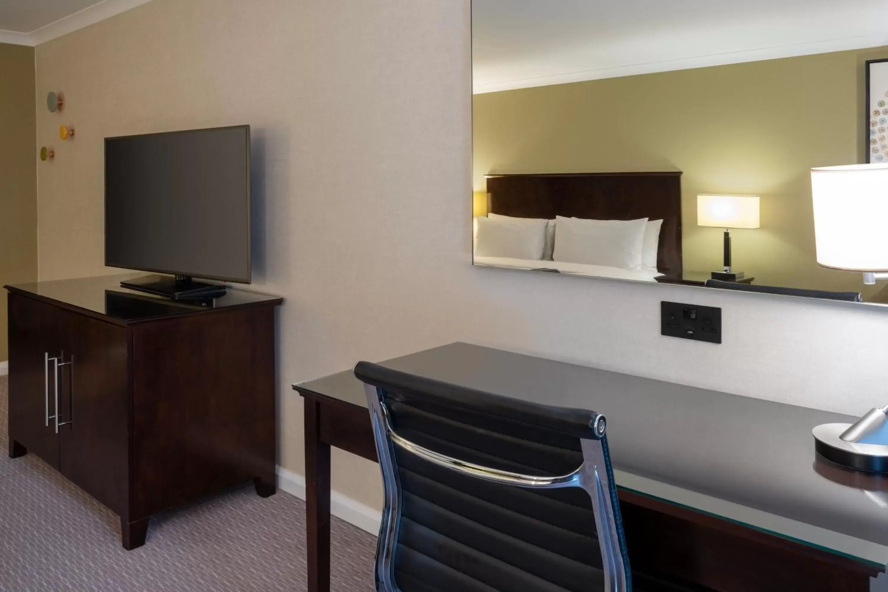 Photo of the whole room, TV/Entertainment Center in Delta Hotels by Marriott Manchester Airport