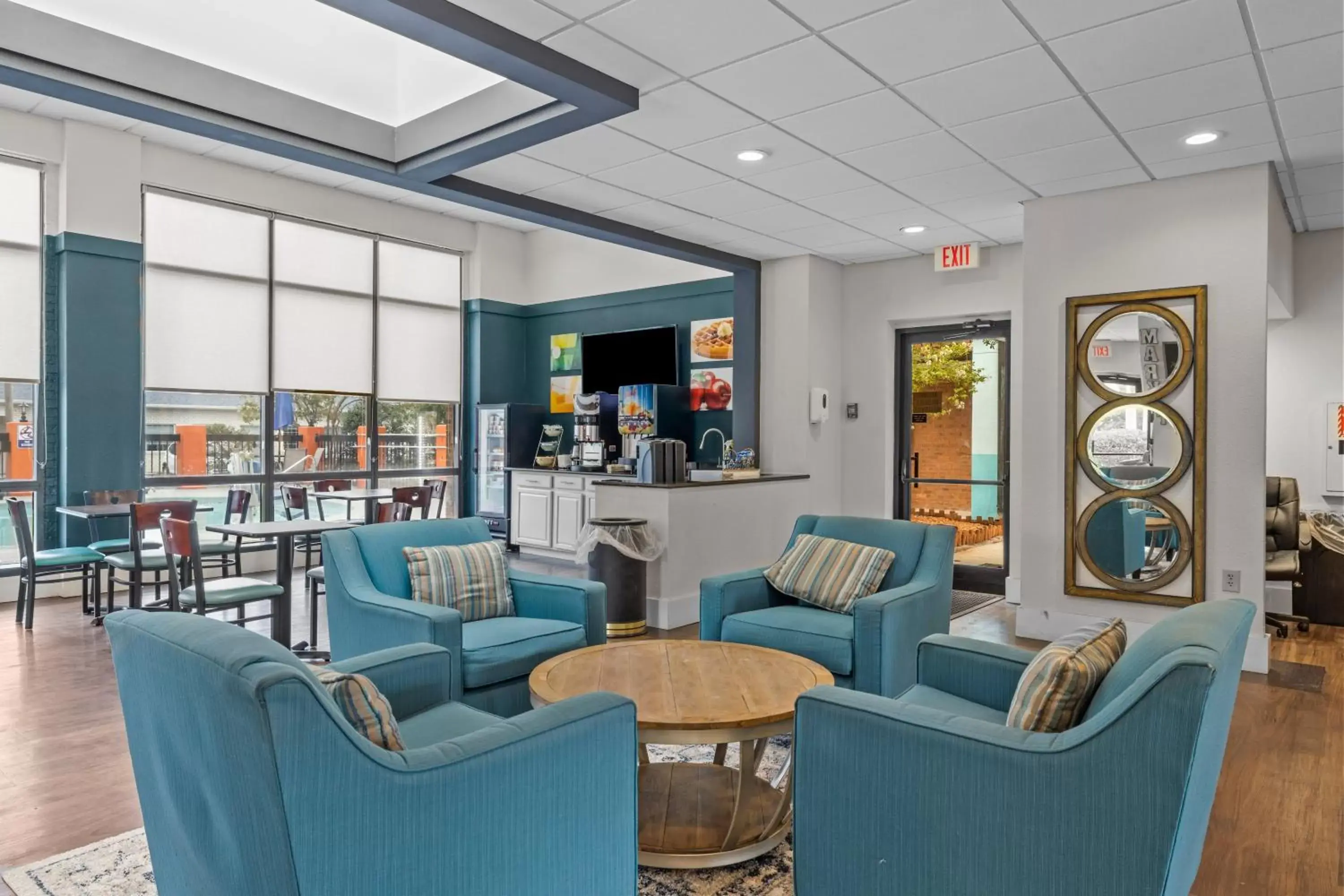 Seating Area in Garnet Inn & Suites, Morehead City near Atlantic Beach