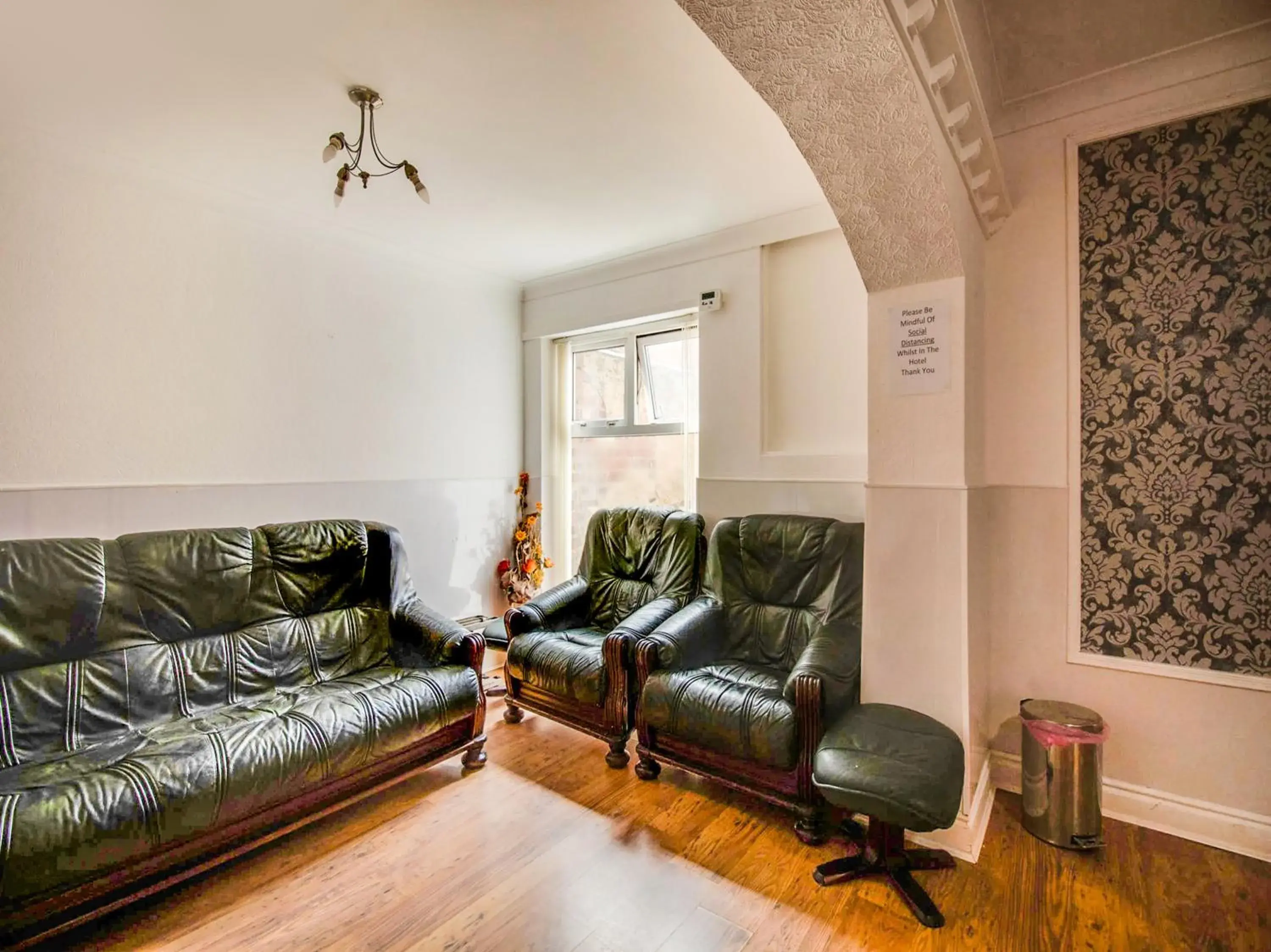 Lobby or reception, Seating Area in OYO The Longlands Hotel