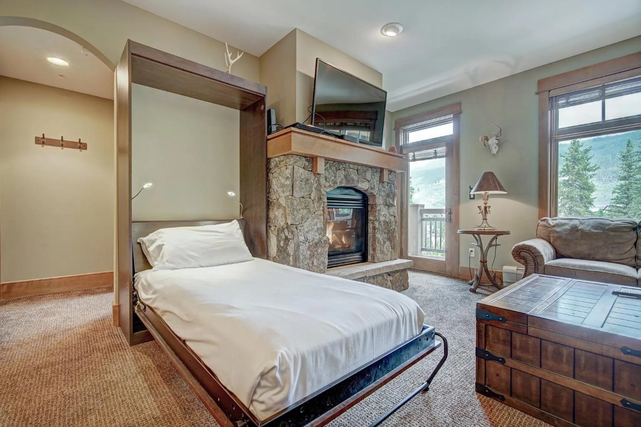 Living room, Bed in Timbers & Lone Eagle by Keystone Resort
