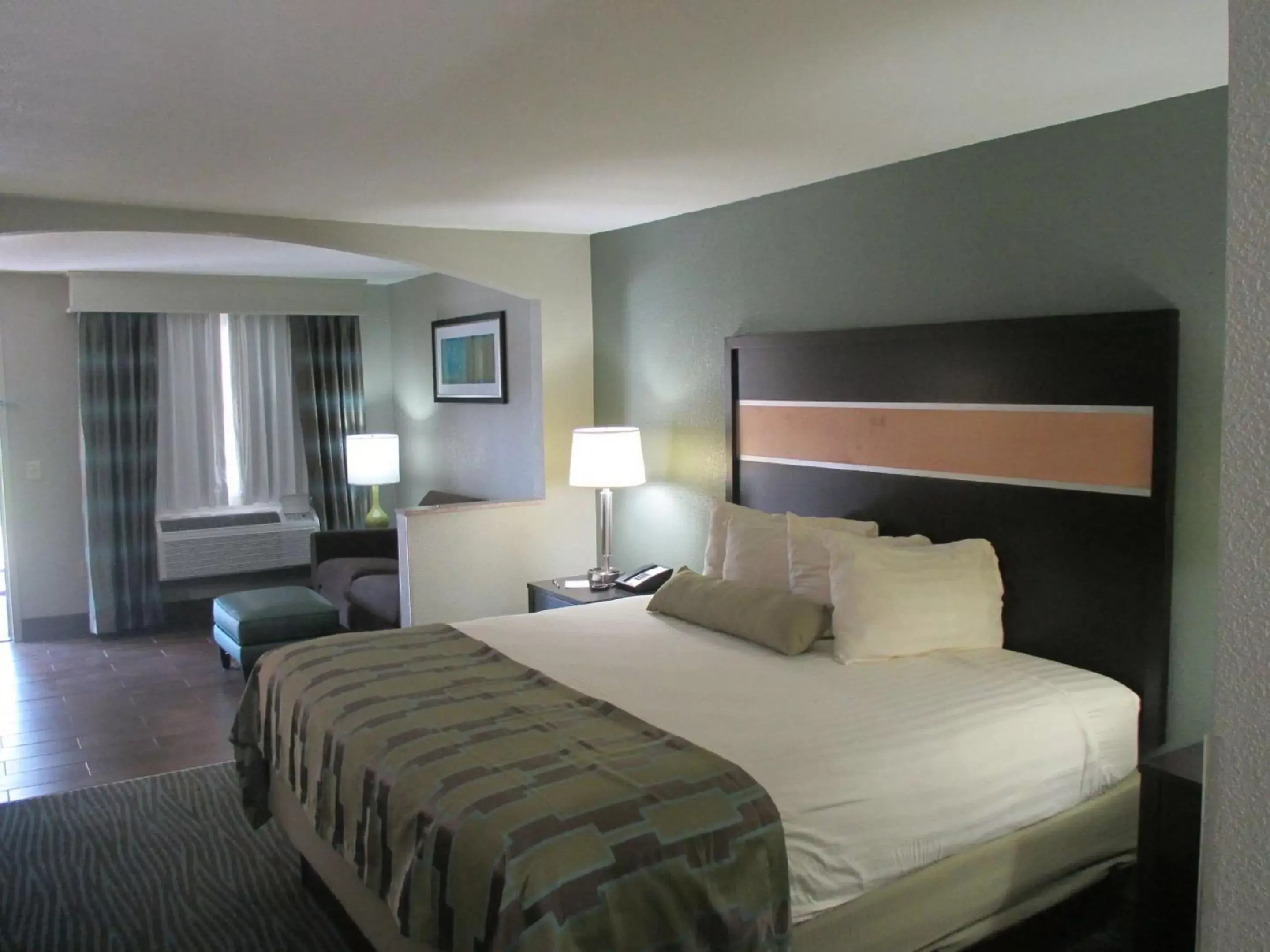 Photo of the whole room, Bed in Best Western Executive Suites
