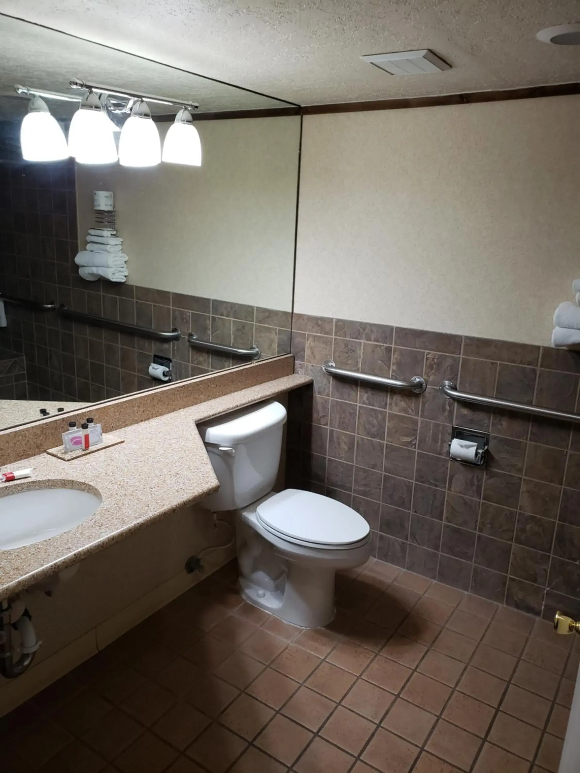 Bathroom in Howard Johnson by Wyndham Albuquerque Midtown