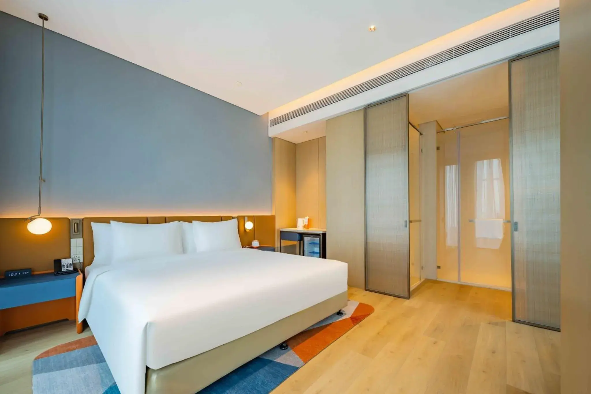 Photo of the whole room, Bed in EVEN Hotels Shanghai Expo, an IHG Hotel