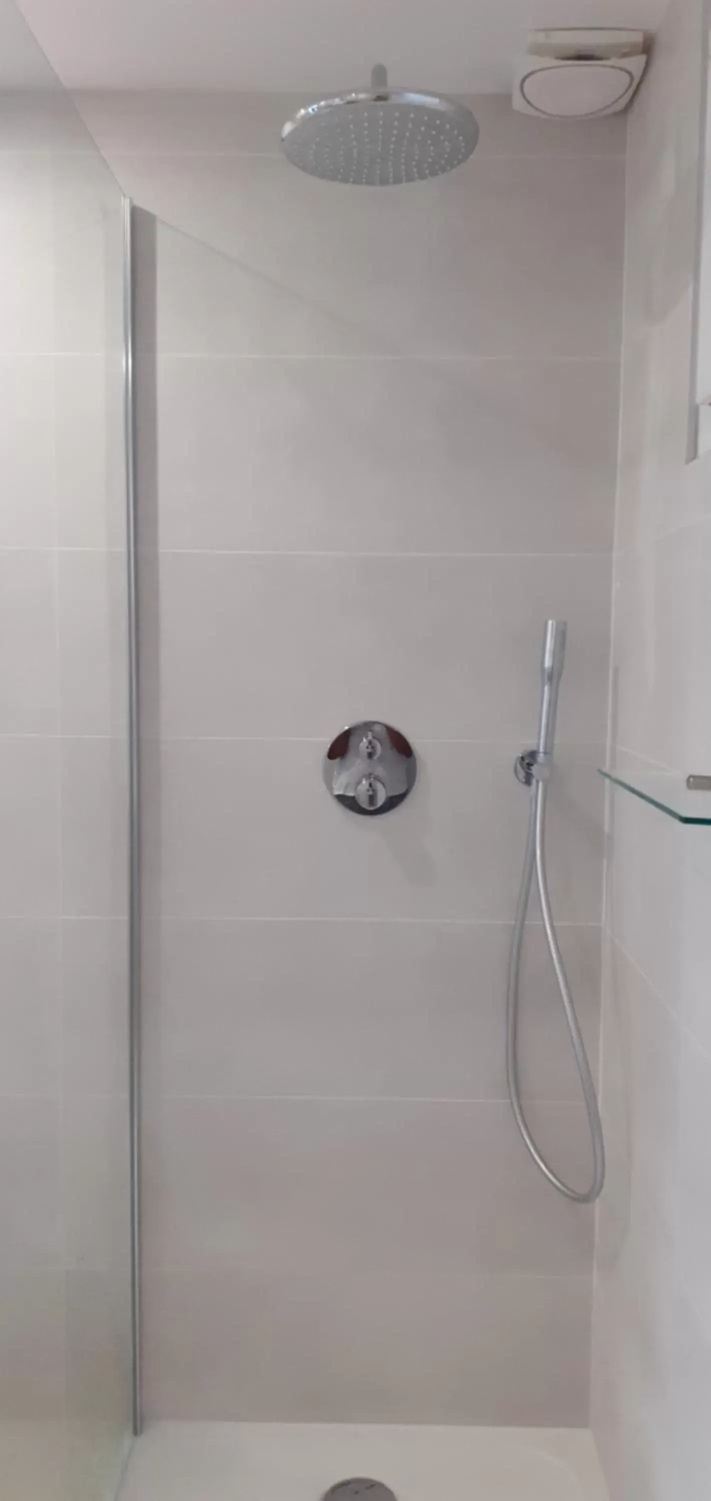 Shower, Bathroom in Au coucher du lac