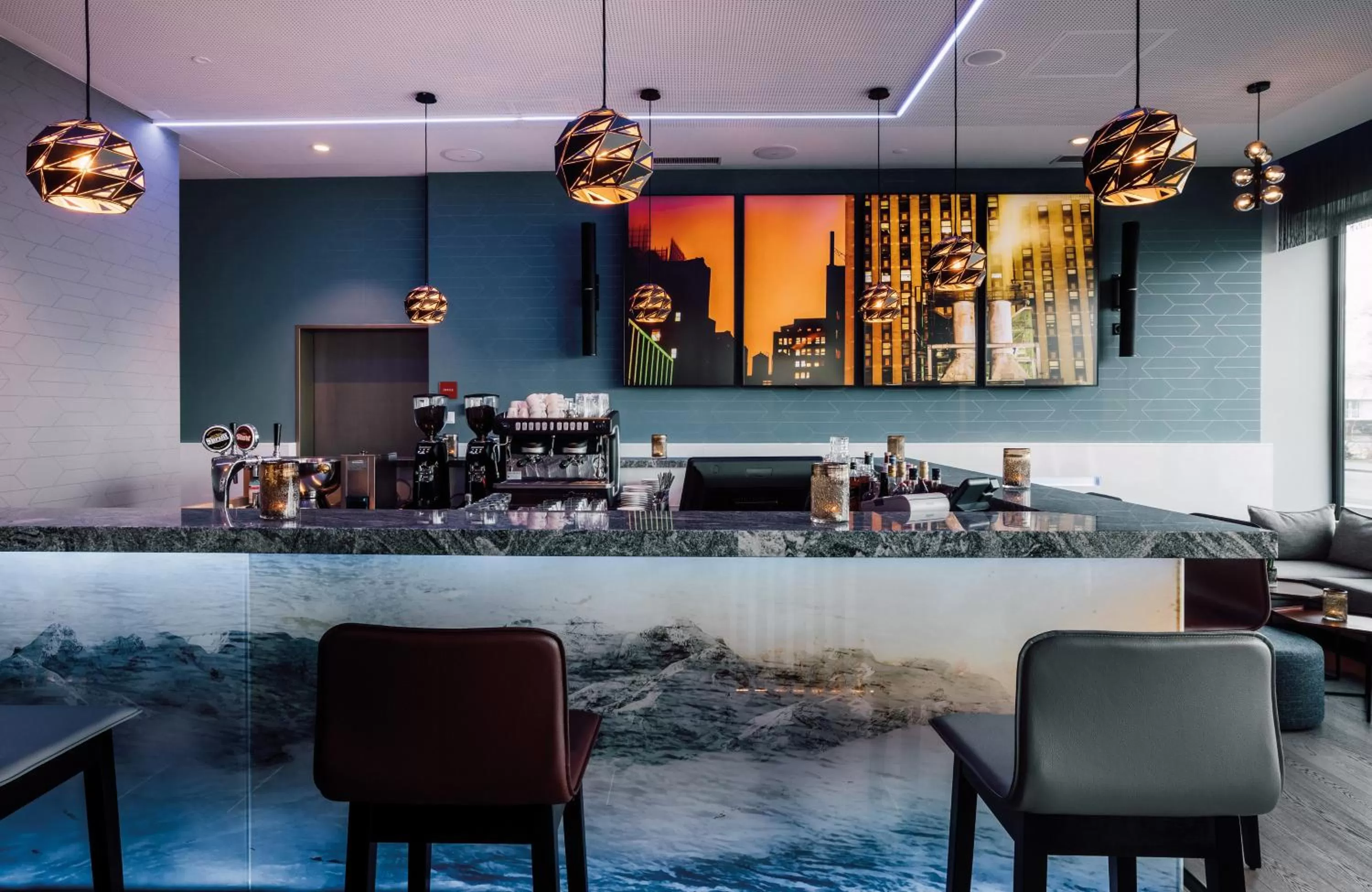 Lounge or bar in Leonardo Hotel Zurich Airport