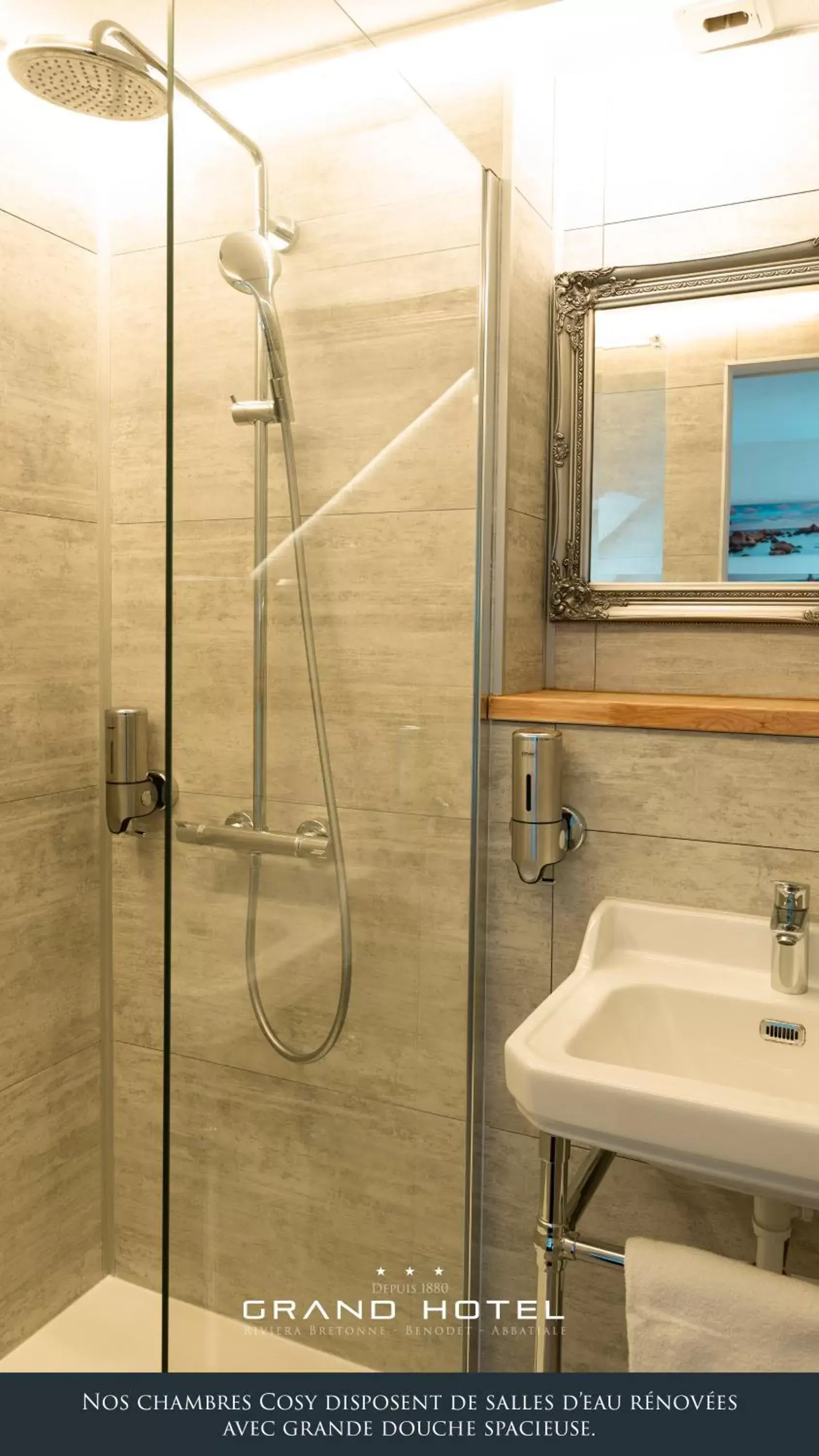 Bathroom in Grand Hôtel Bénodet Abbatiale Riviera Bretonne