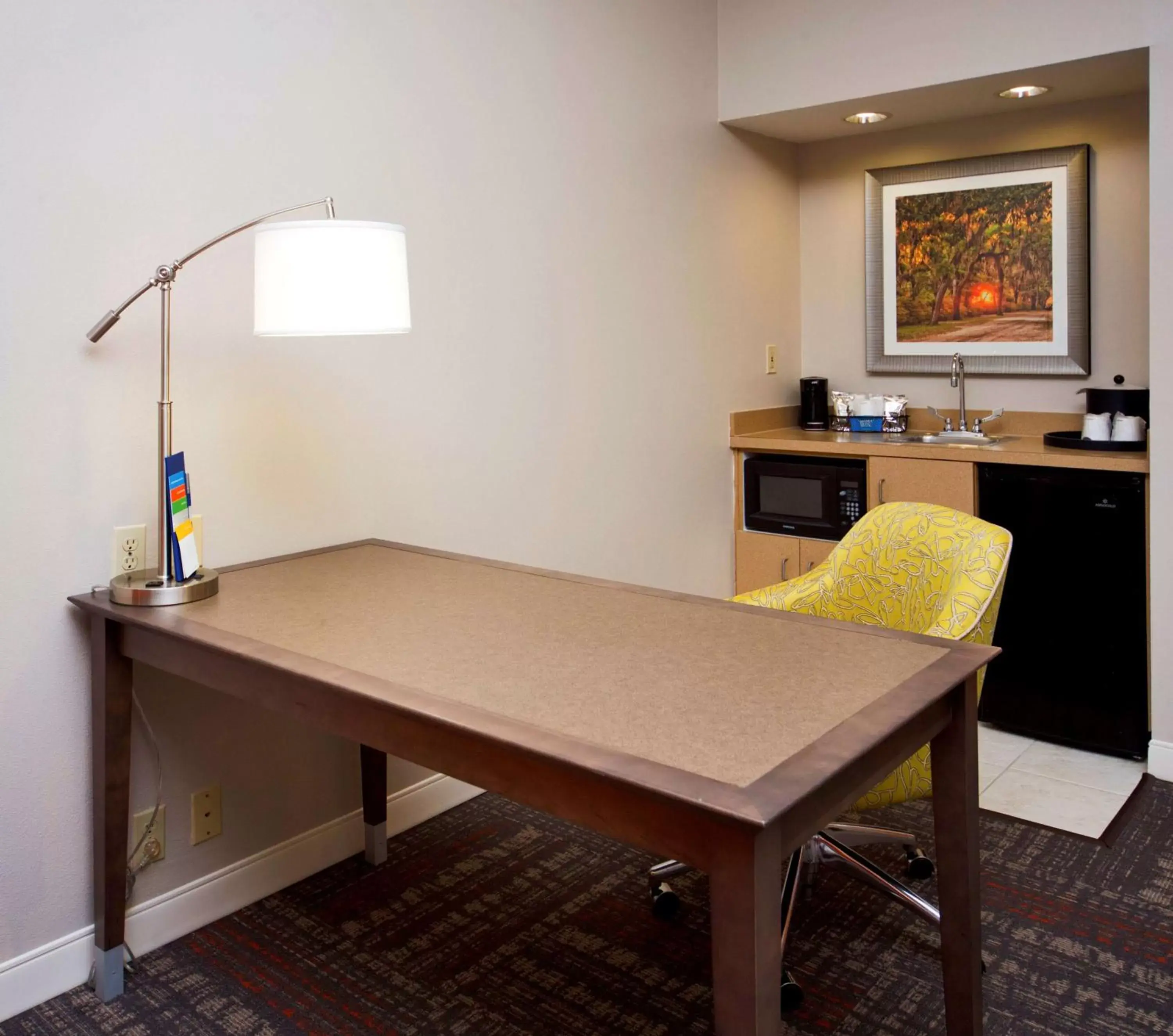Bed, Kitchen/Kitchenette in Hampton Inn & Suites Valdosta/Conference Center