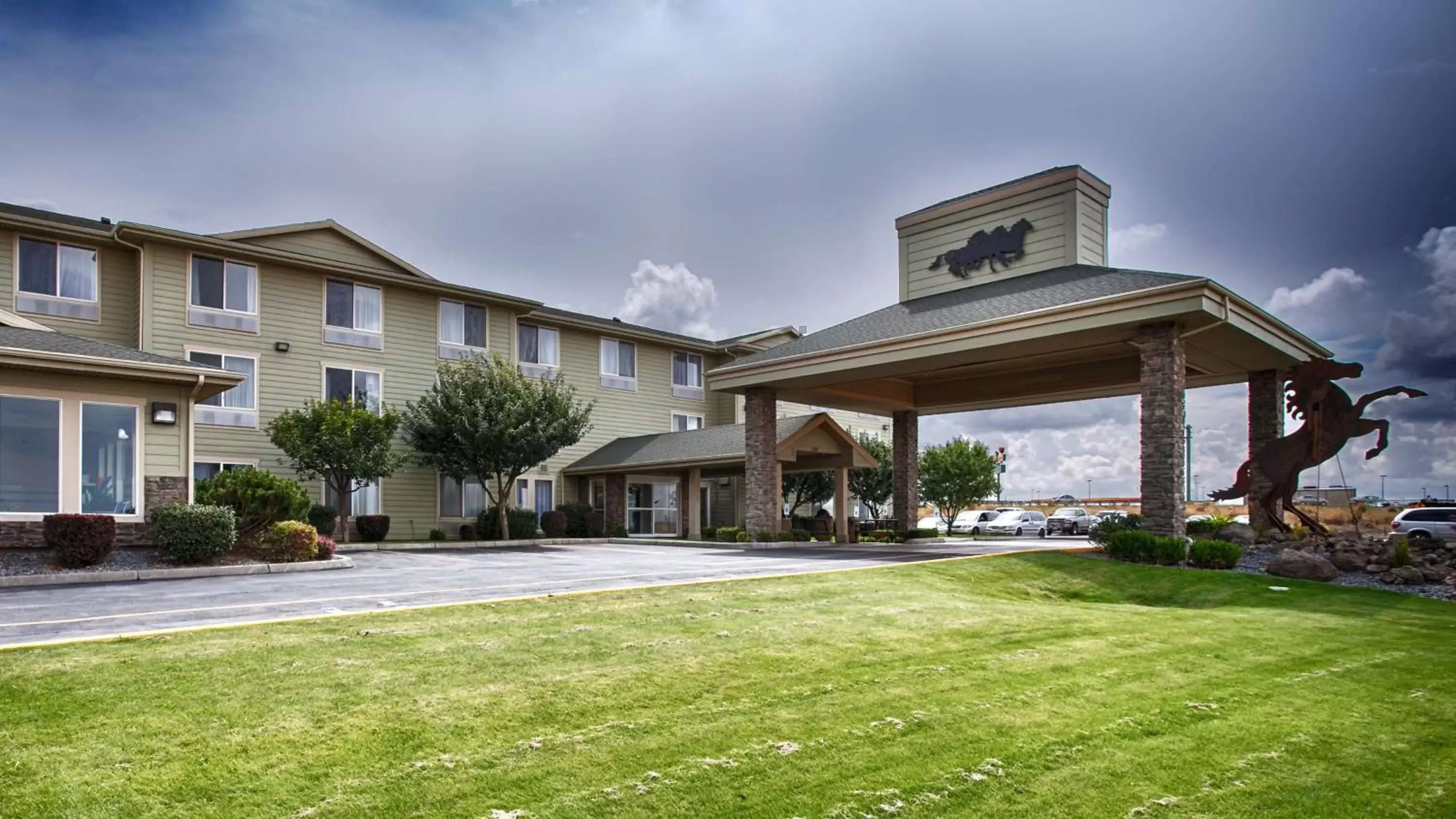 Property Building in Best Western Bronco Inn