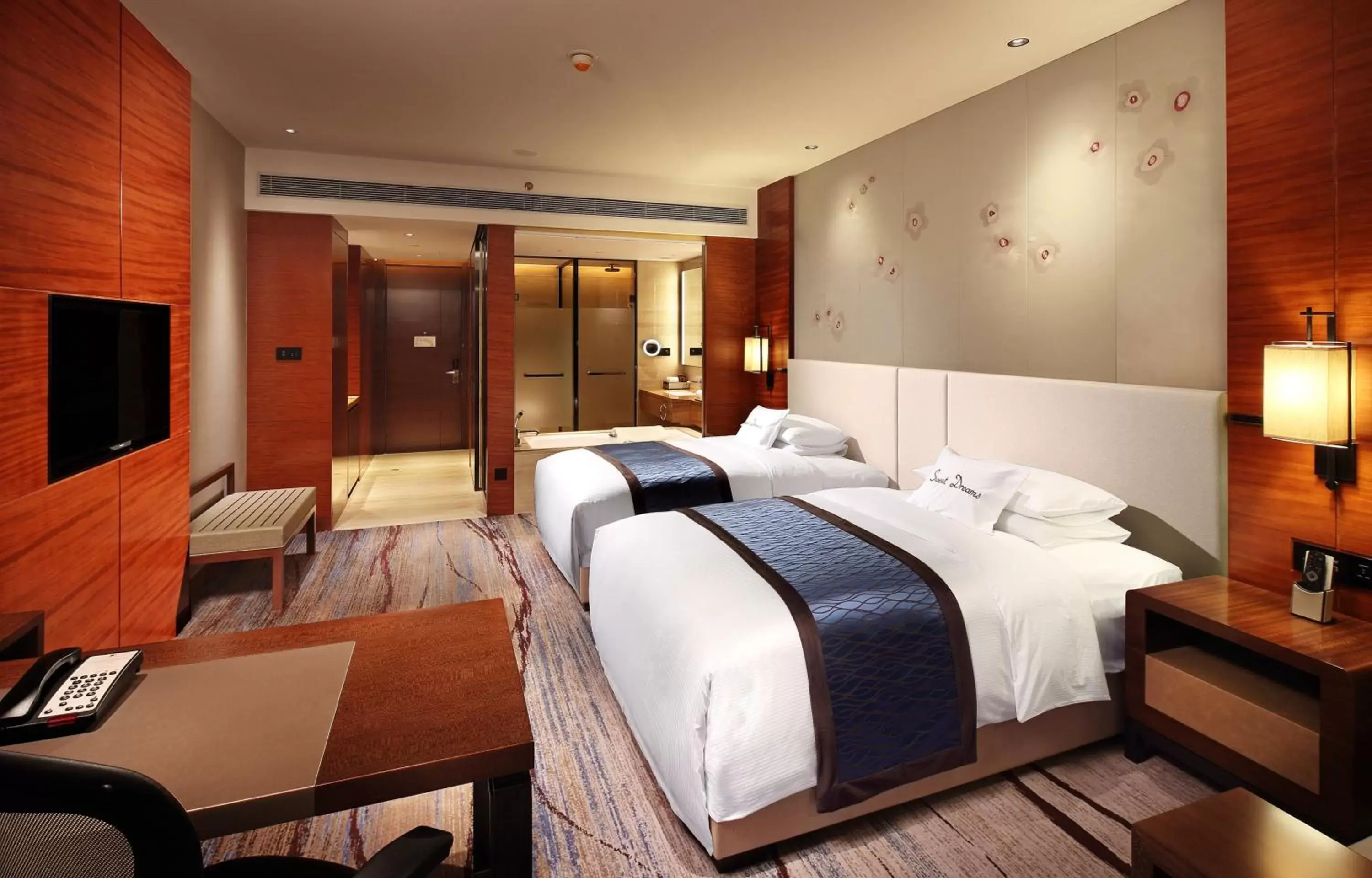 Photo of the whole room, Bed in DoubleTree by Hilton Hotel Guangzhou - Science City
