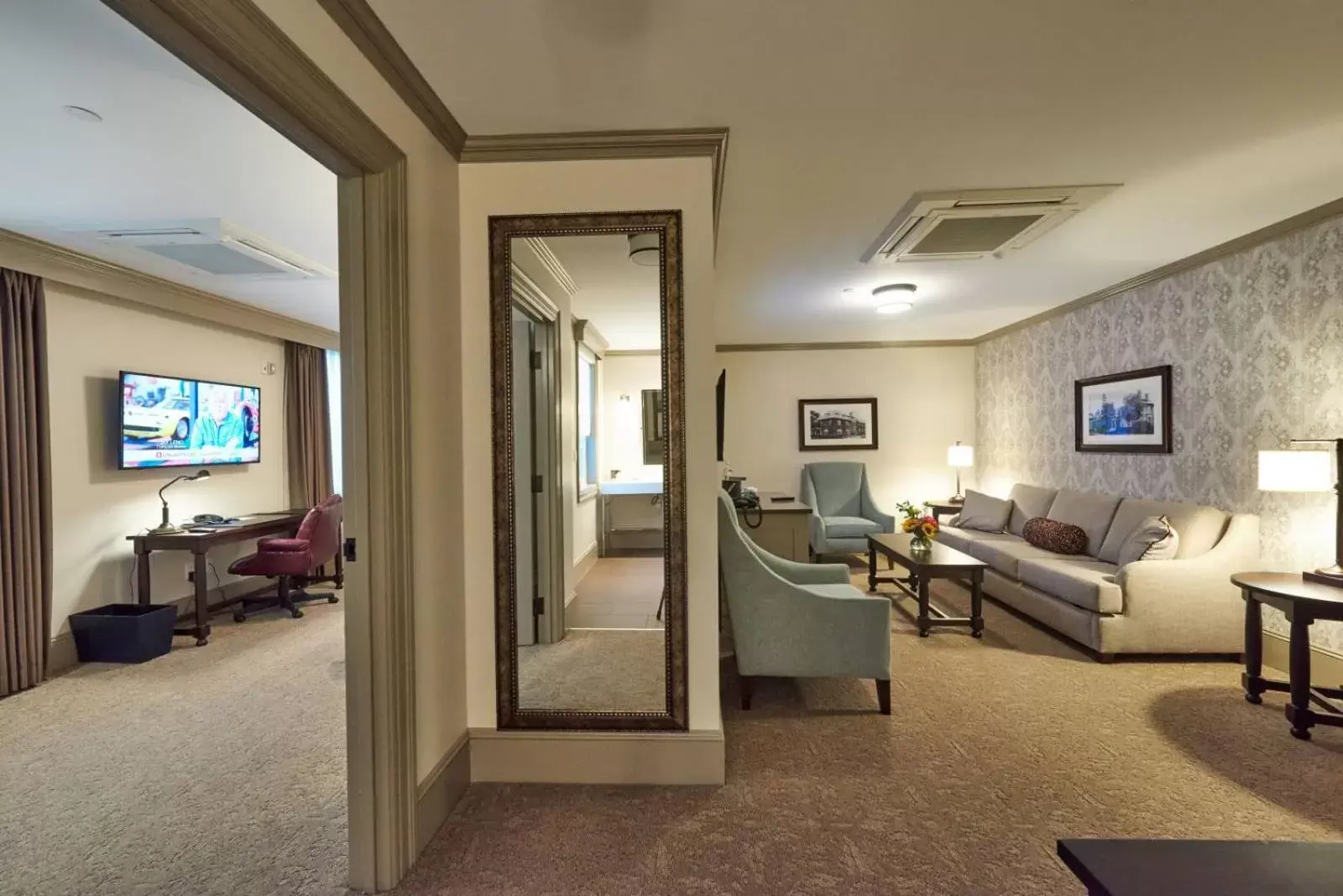 Living room, Bed in The Groton Inn Living room, Bed in The Groton Inn