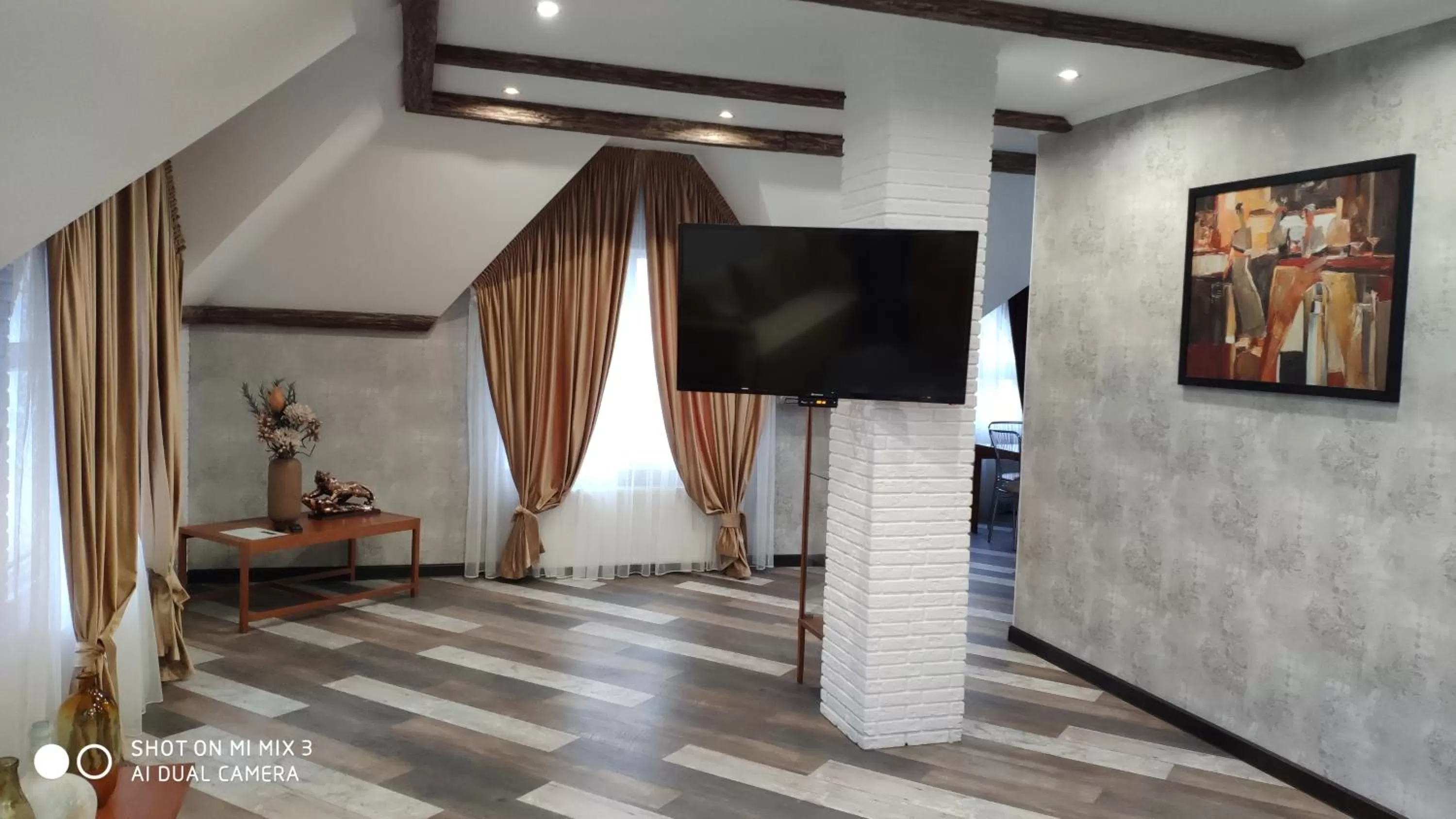 Communal lounge/ TV room, TV/Entertainment Center in White House