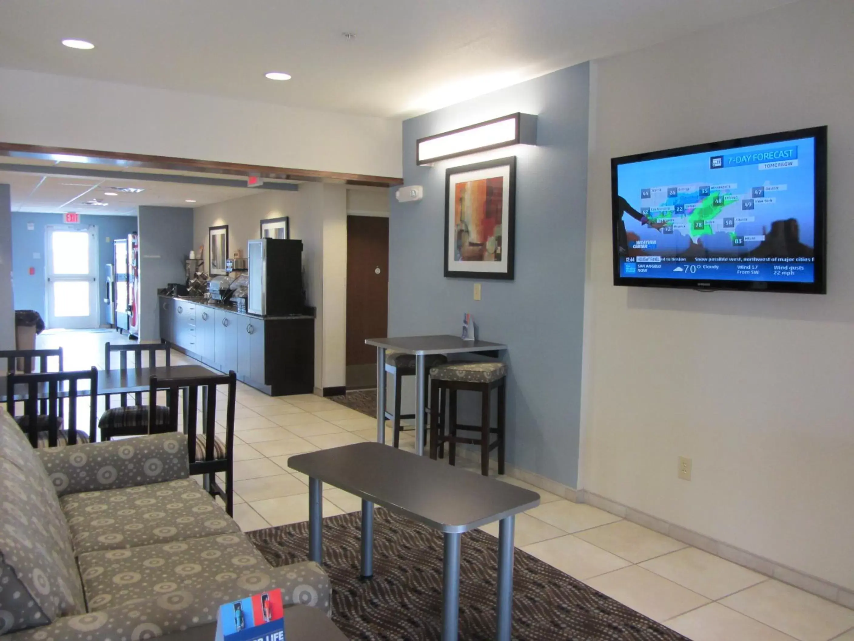 Restaurant/places to eat, TV/Entertainment Center in Microtel Inn and Suites San Angelo