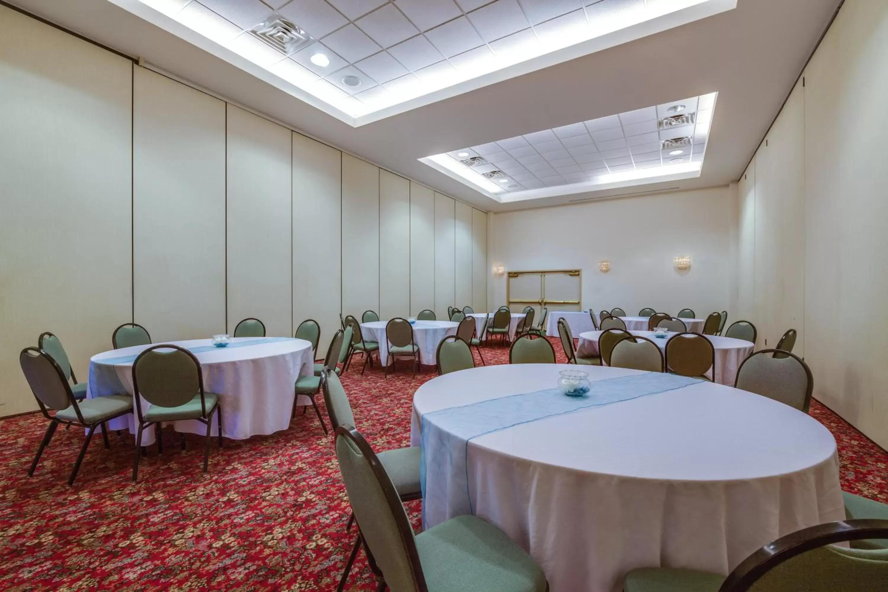 Meeting/conference room in Holiday Inn Express Hotel & Suites Greensboro-East, an IHG Hotel