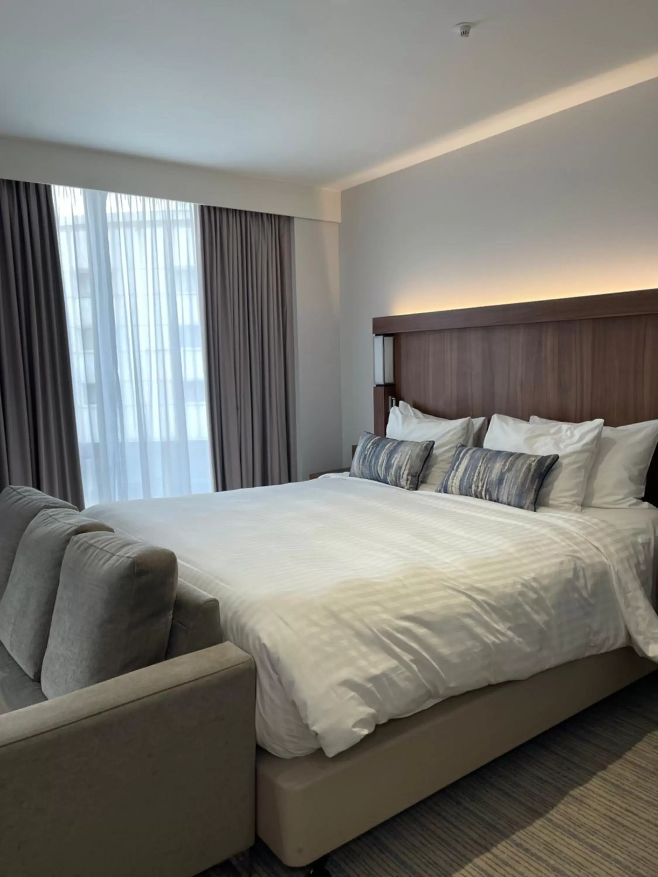 Photo of the whole room, Bed in Courtyard by Marriott London Heathrow Airport