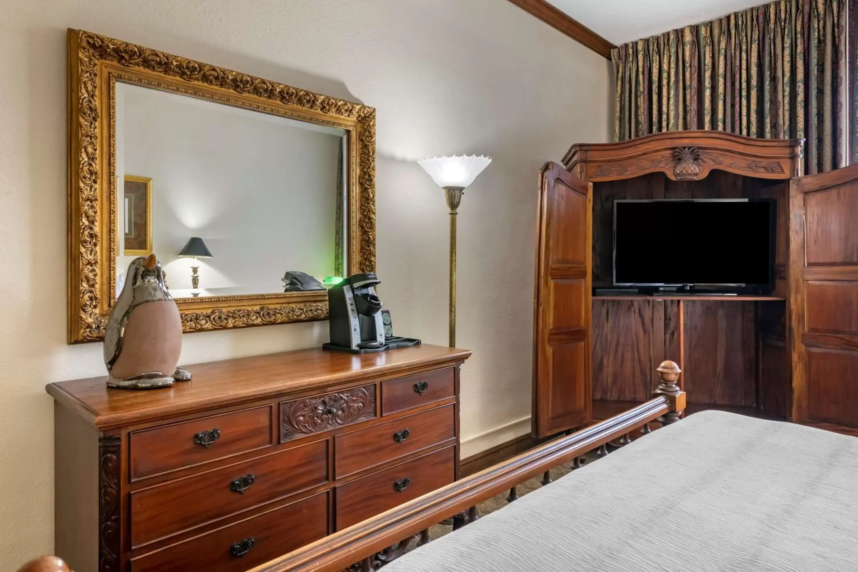 Bedroom, TV/Entertainment Center in Best Western Gateway Grand