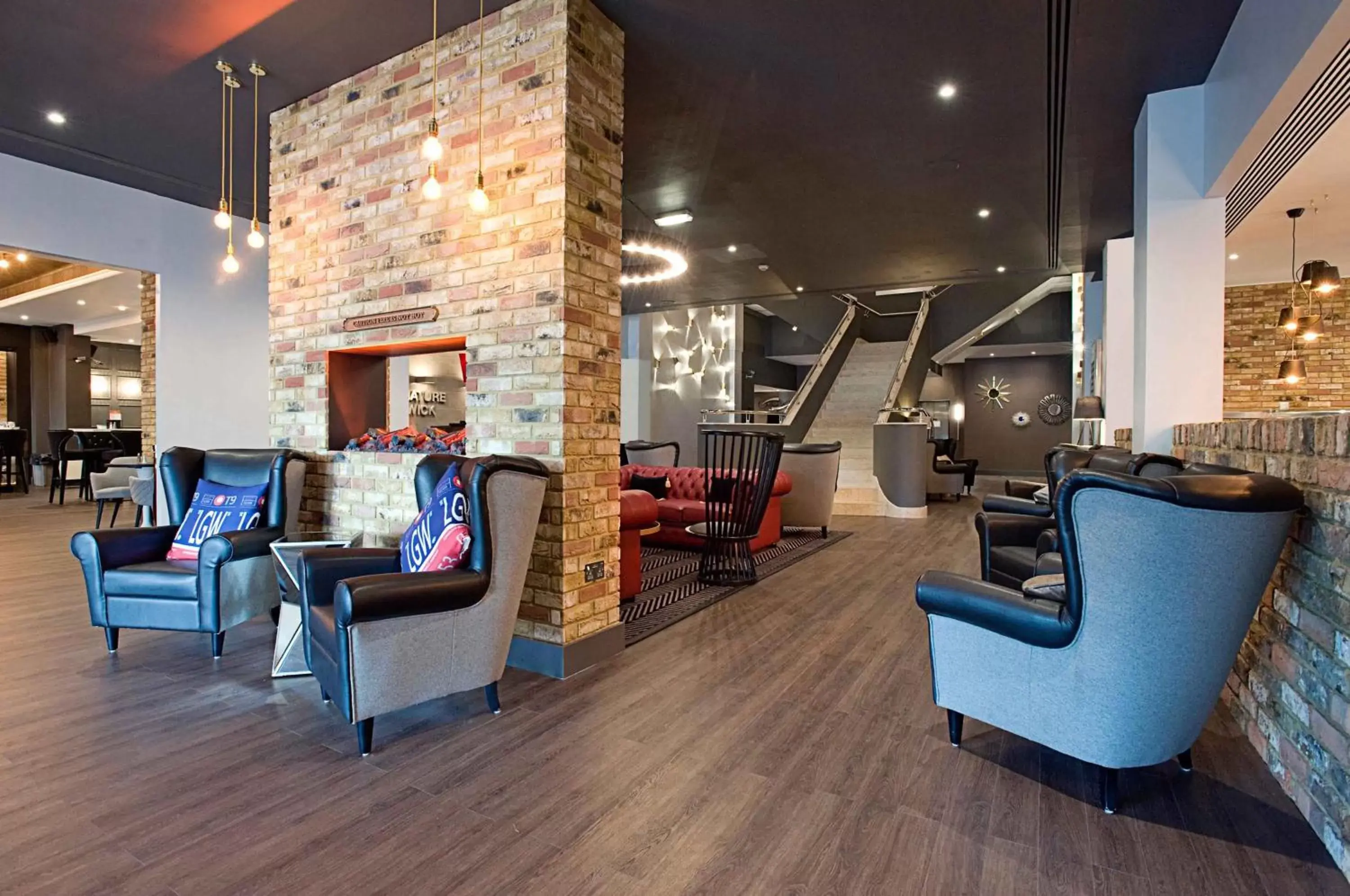 Lounge or bar in Sandman Signature London Gatwick Hotel