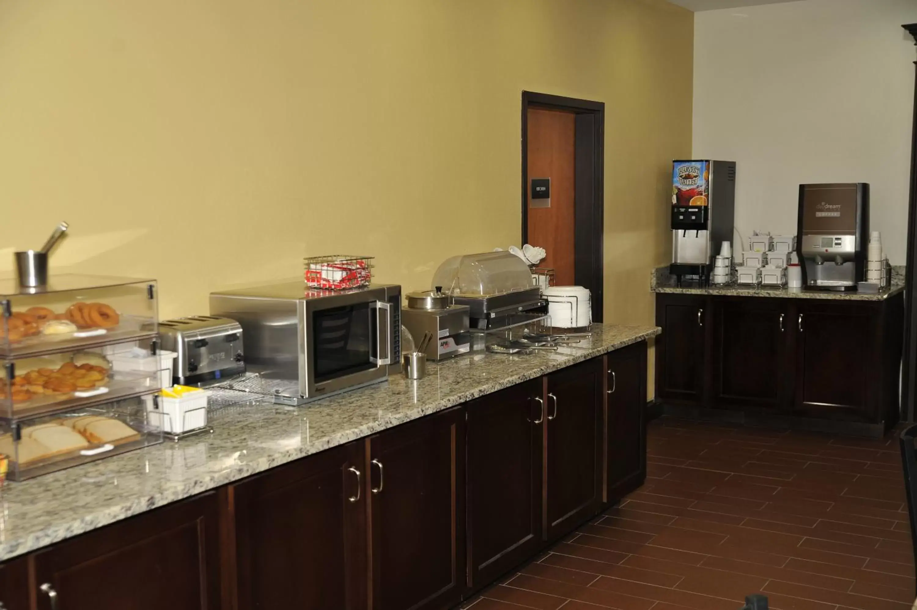 Communal kitchen, Restaurant/Places to Eat in Wingate by Wyndham Bowling Green