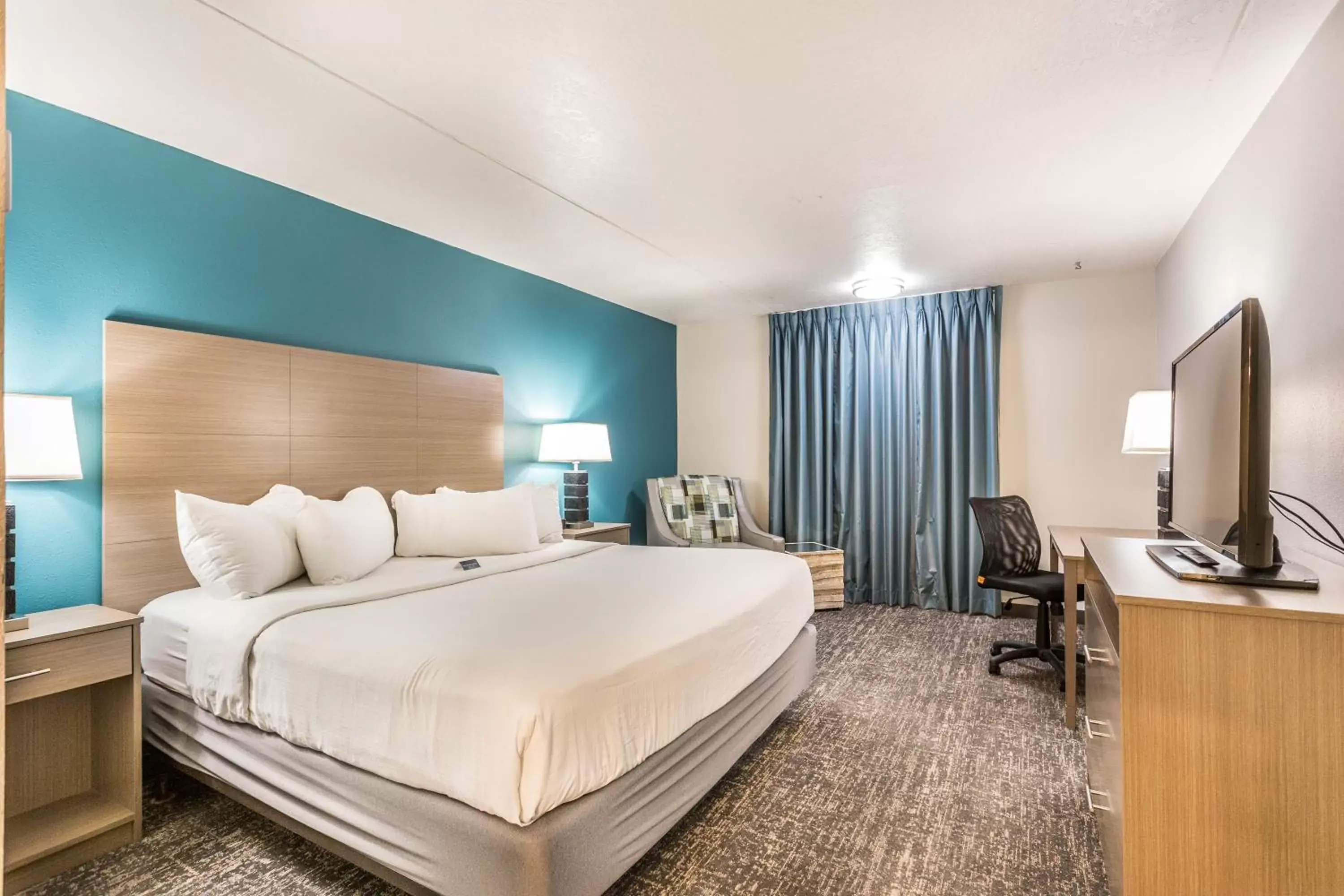 Bed in EverSpring Inn and Suites Bed in EverSpring Inn and Suites