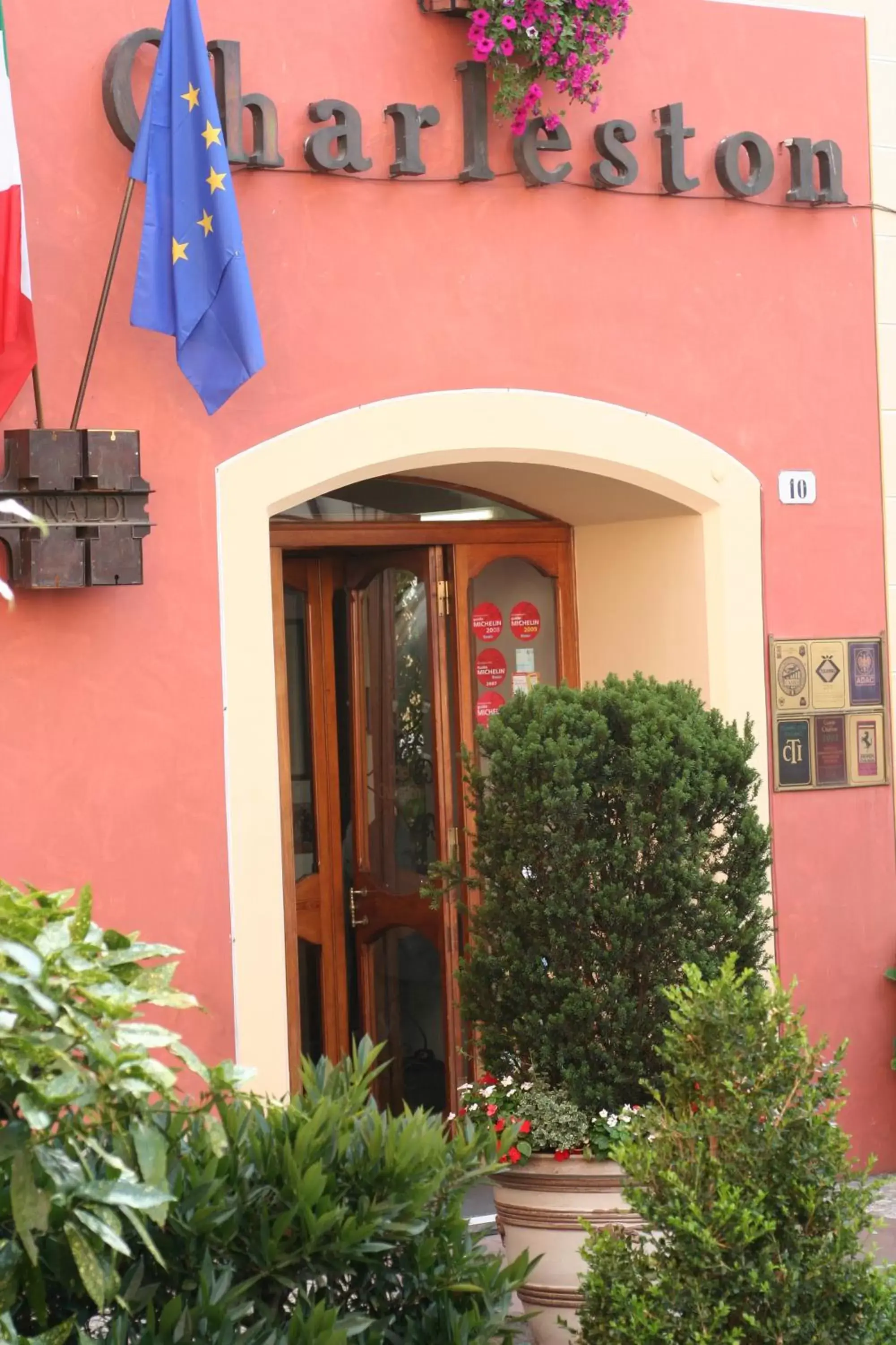 Facade/entrance in Hotel Charleston Facade/entrance in Hotel Charleston