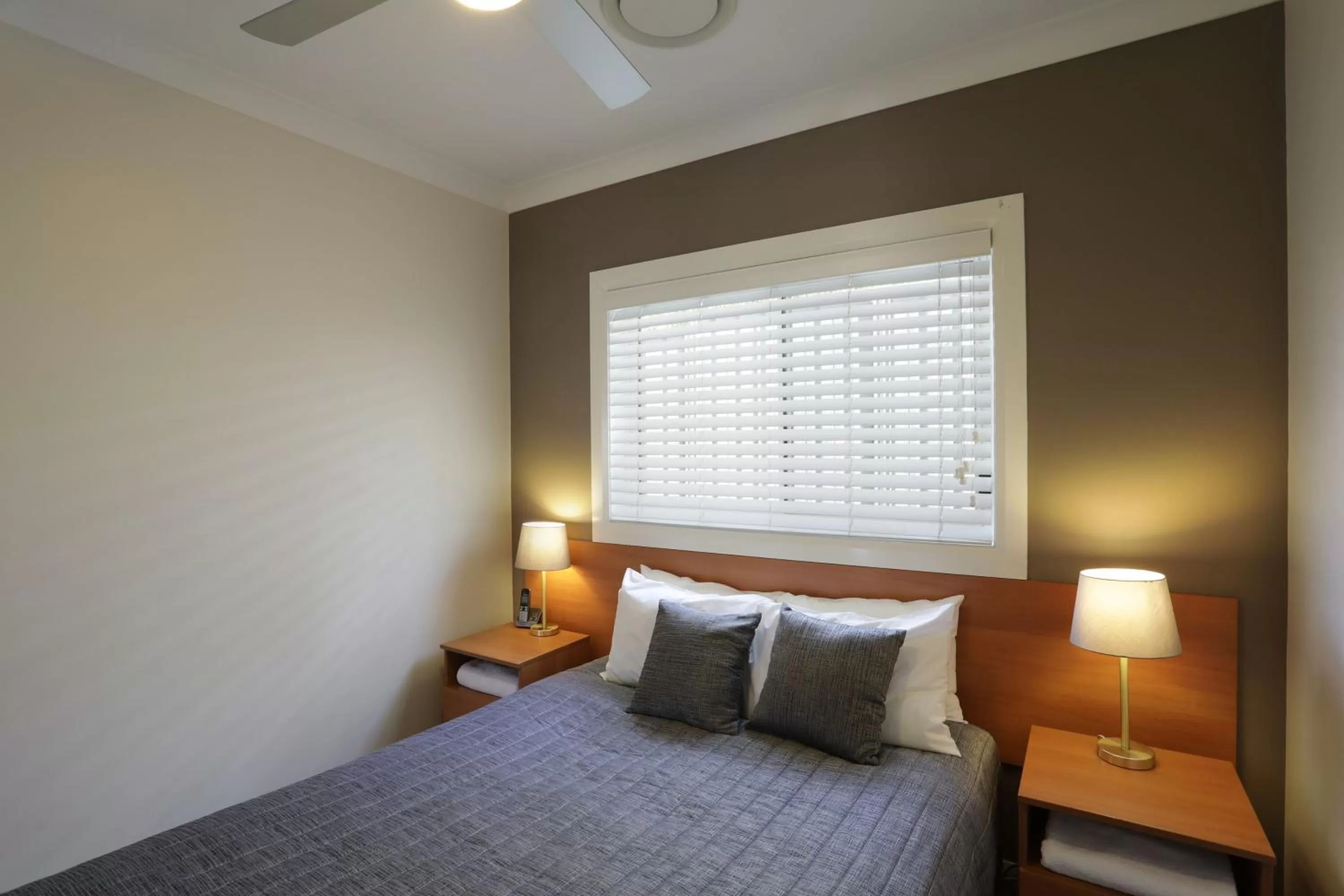 Bed in Cadman Motor Inn and Apartments